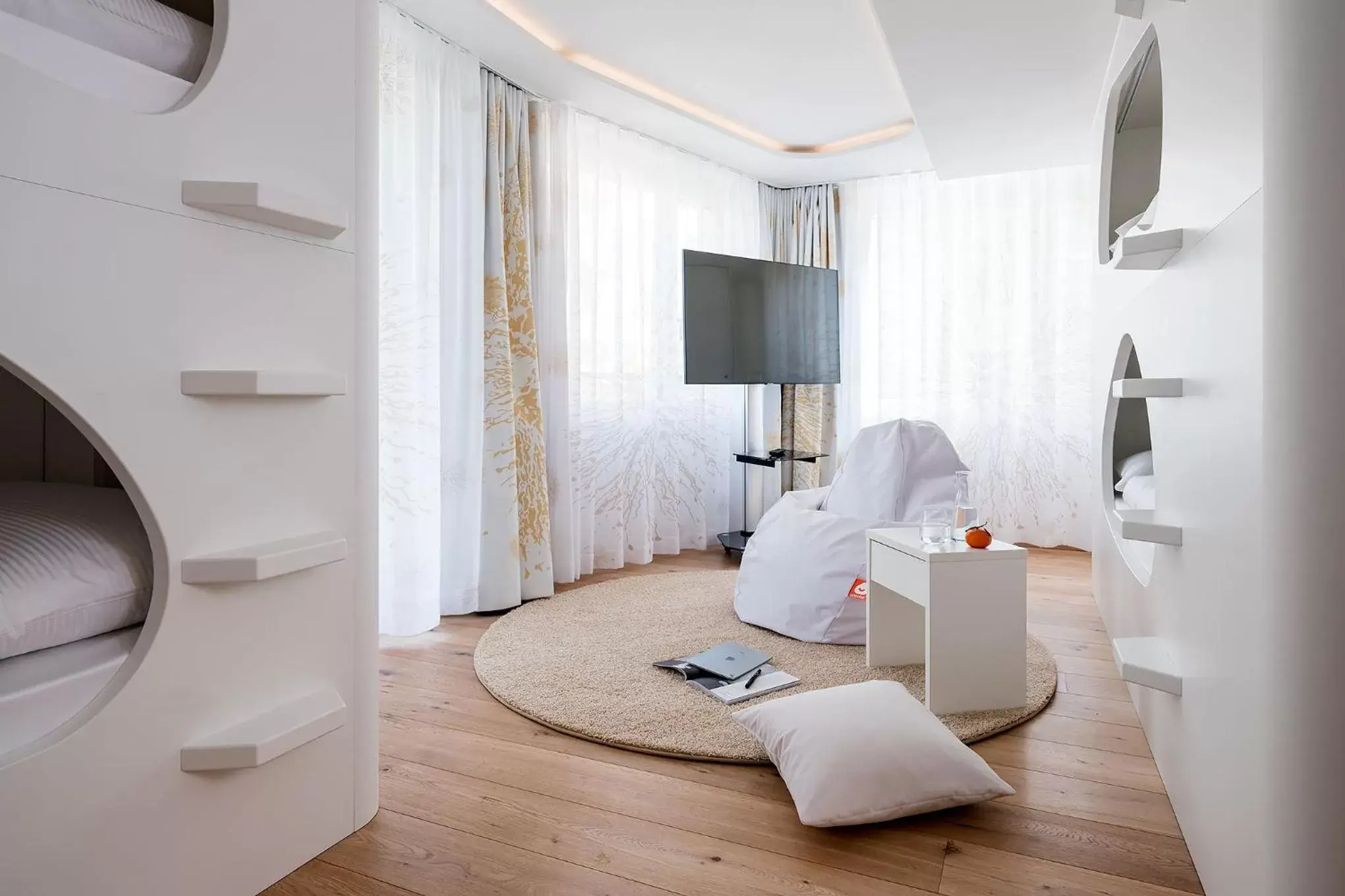 Multi-bed room with 4 capsule beds in Neuro Campus Hotel Multi-bed room with 4 capsule beds in Neuro Campus Hotel