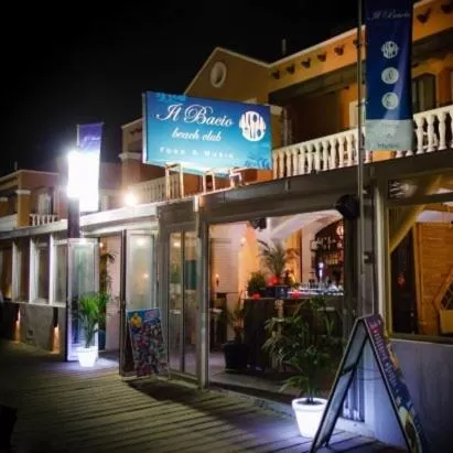 Restaurant/places to eat in Lloyds Beach Club