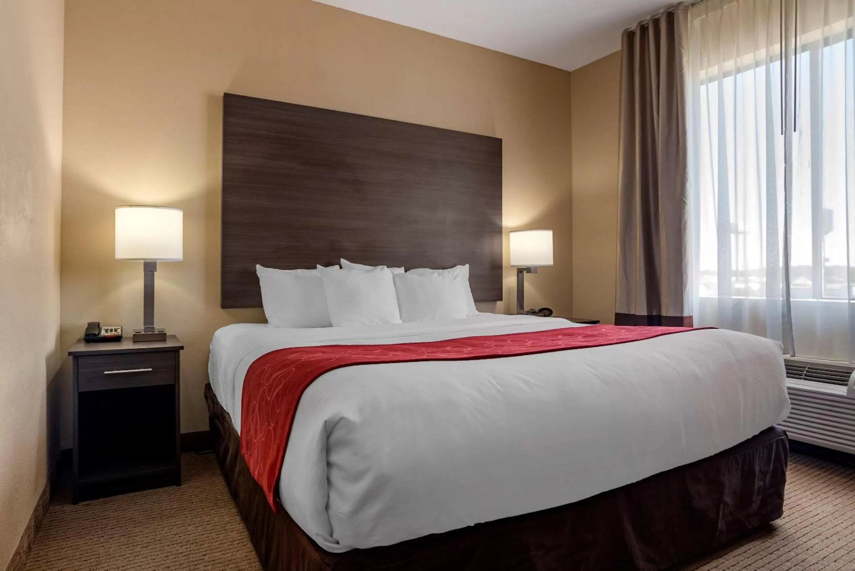 Bedroom, Bed in Comfort Suites Mobile West Tillmans Corner