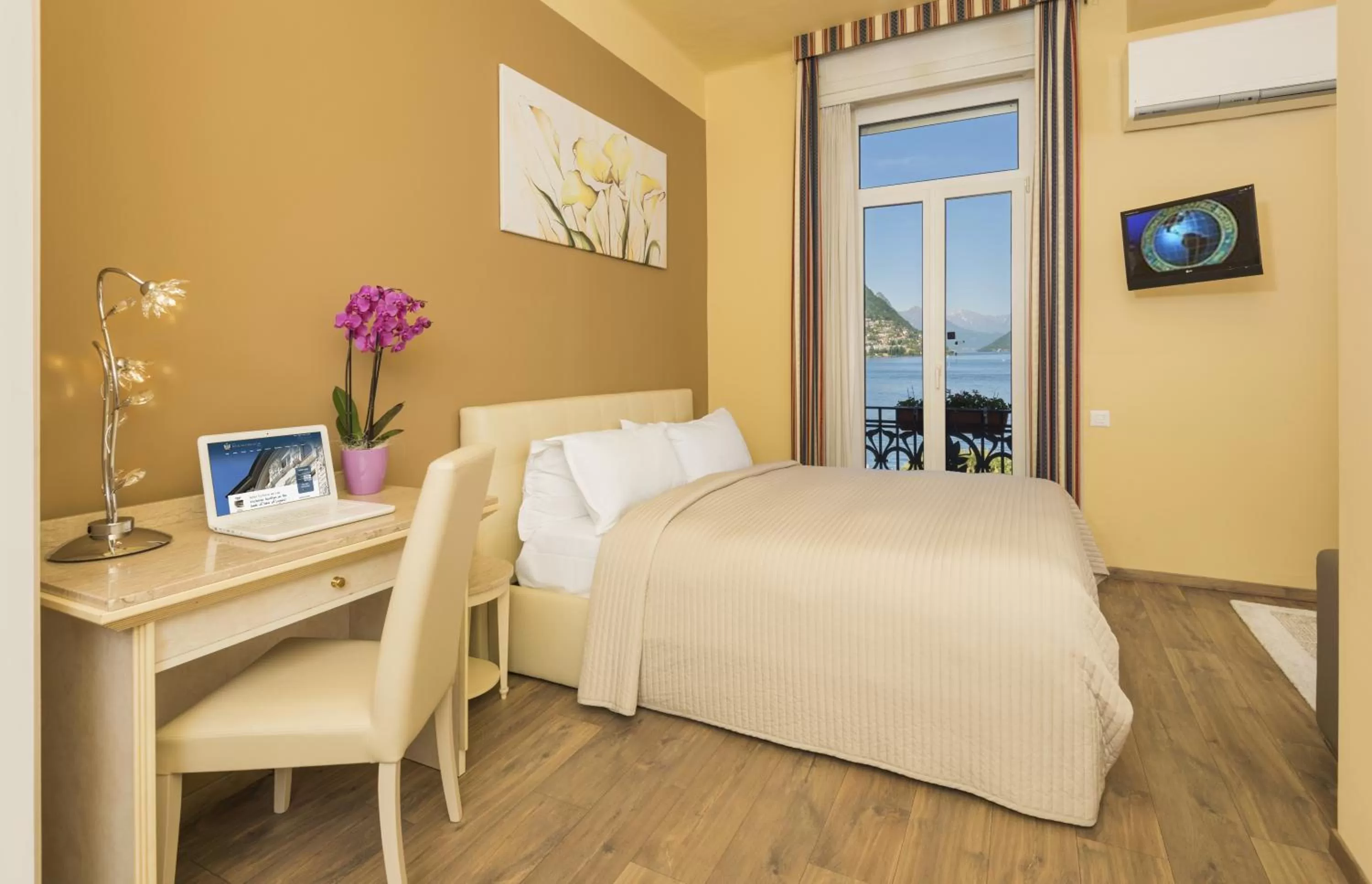 Photo of the whole room, Bed in Hotel Victoria