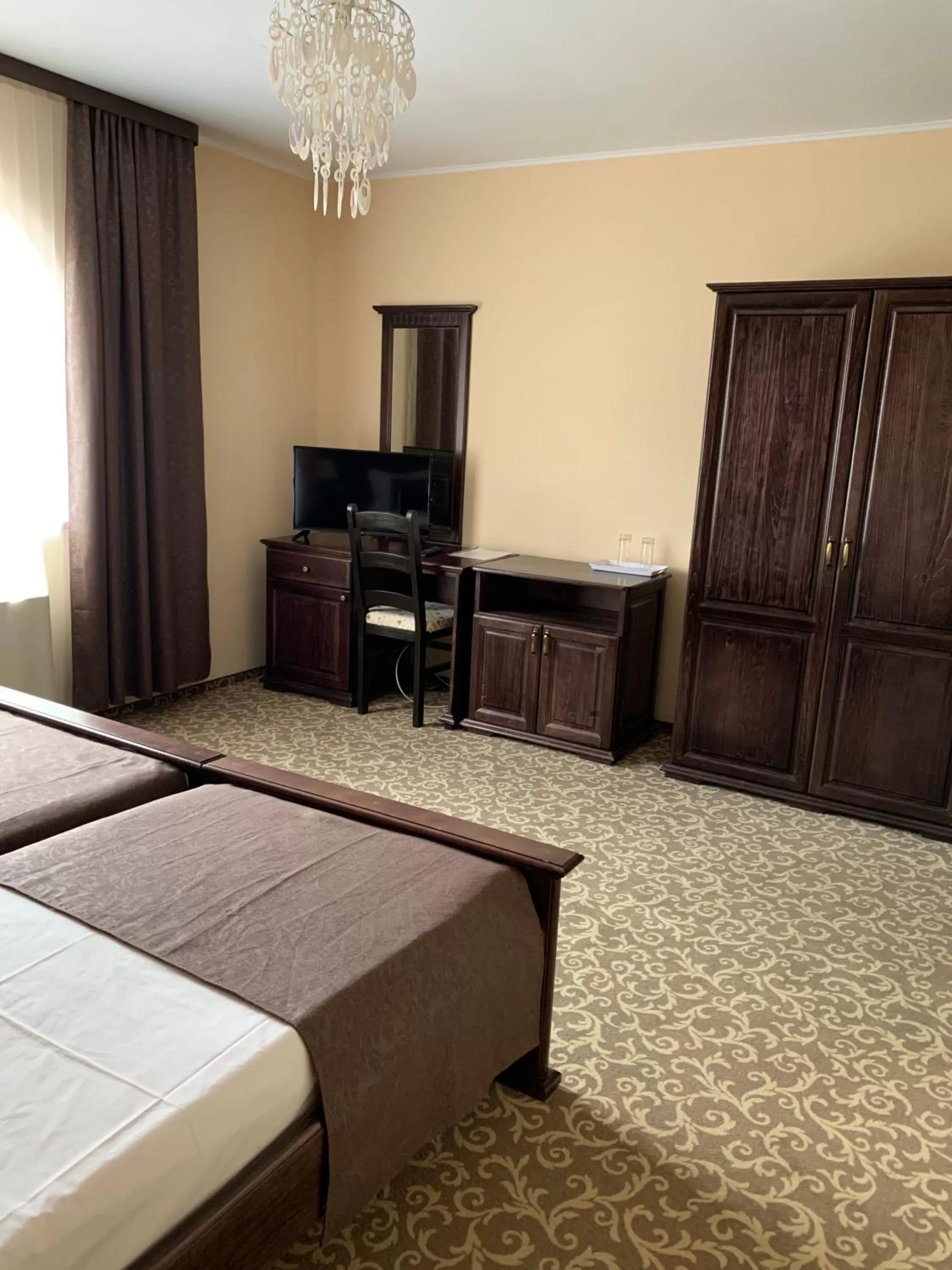 TV/Entertainment Center in Laura Holiday