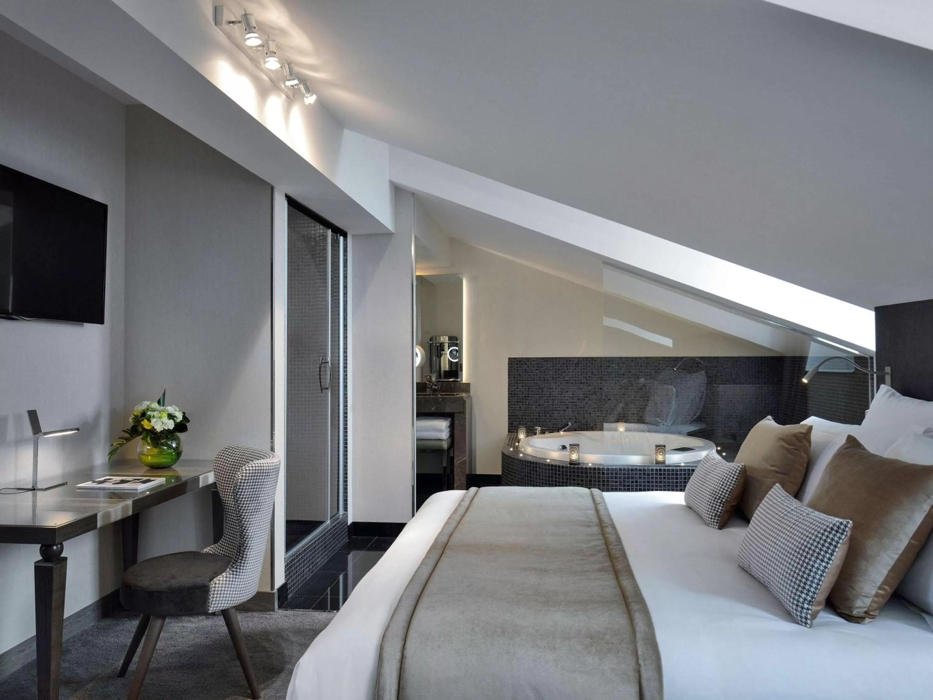 Photo of the whole room, Bed in La Cour des Consuls Hotel & Spa Toulouse - MGallery Collection