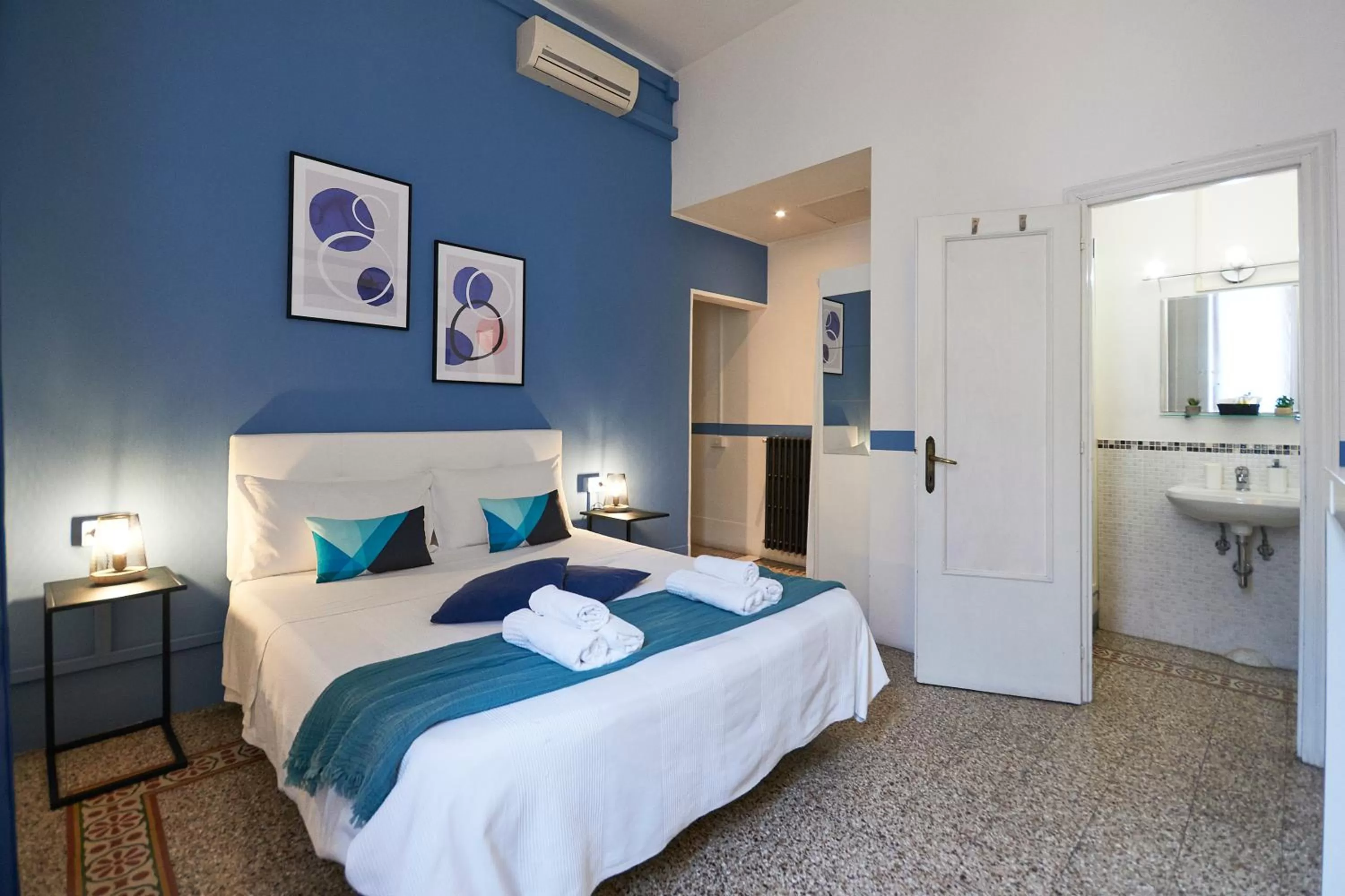 Bed in B&B In Centro