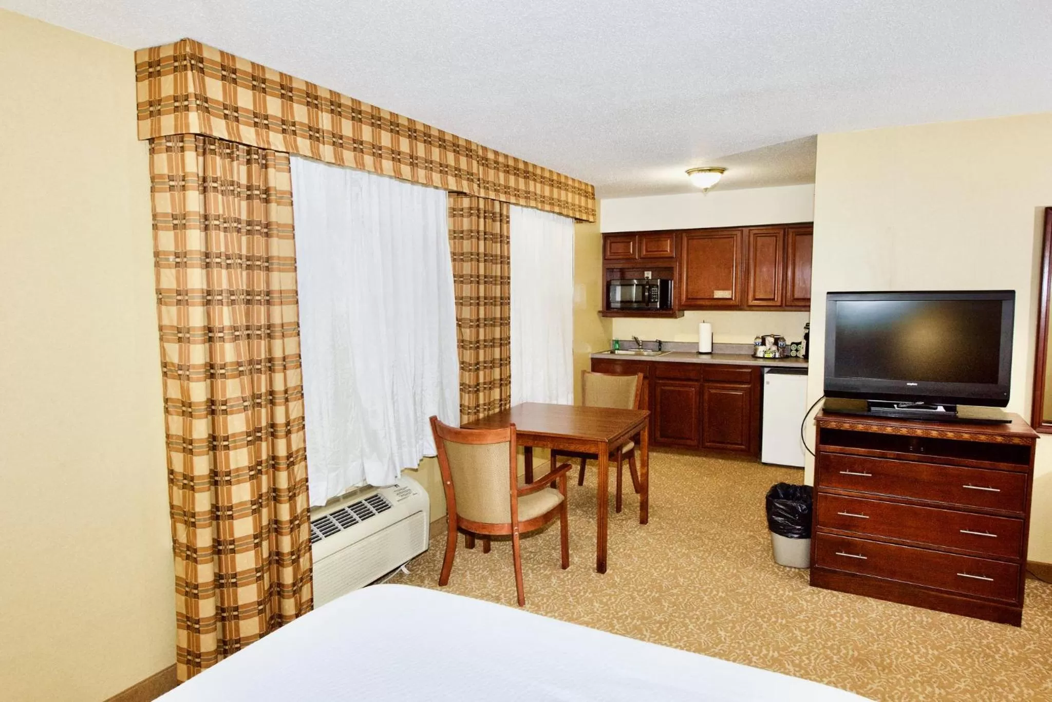 Photo of the whole room, Bed in Holiday Inn Express Hotel & Suites Fenton/I-44 by IHG