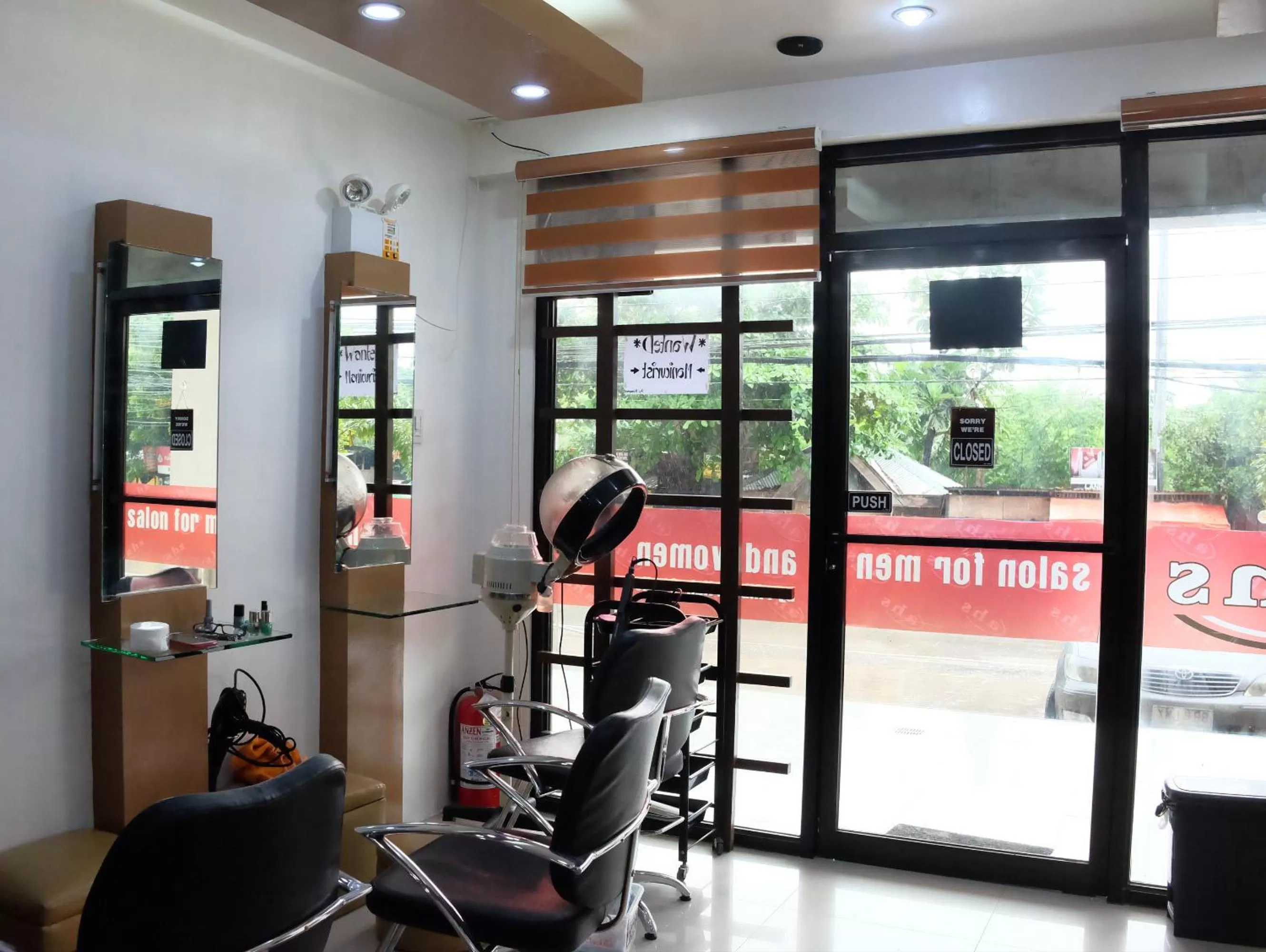 On-site shops in Sebastien Hotel