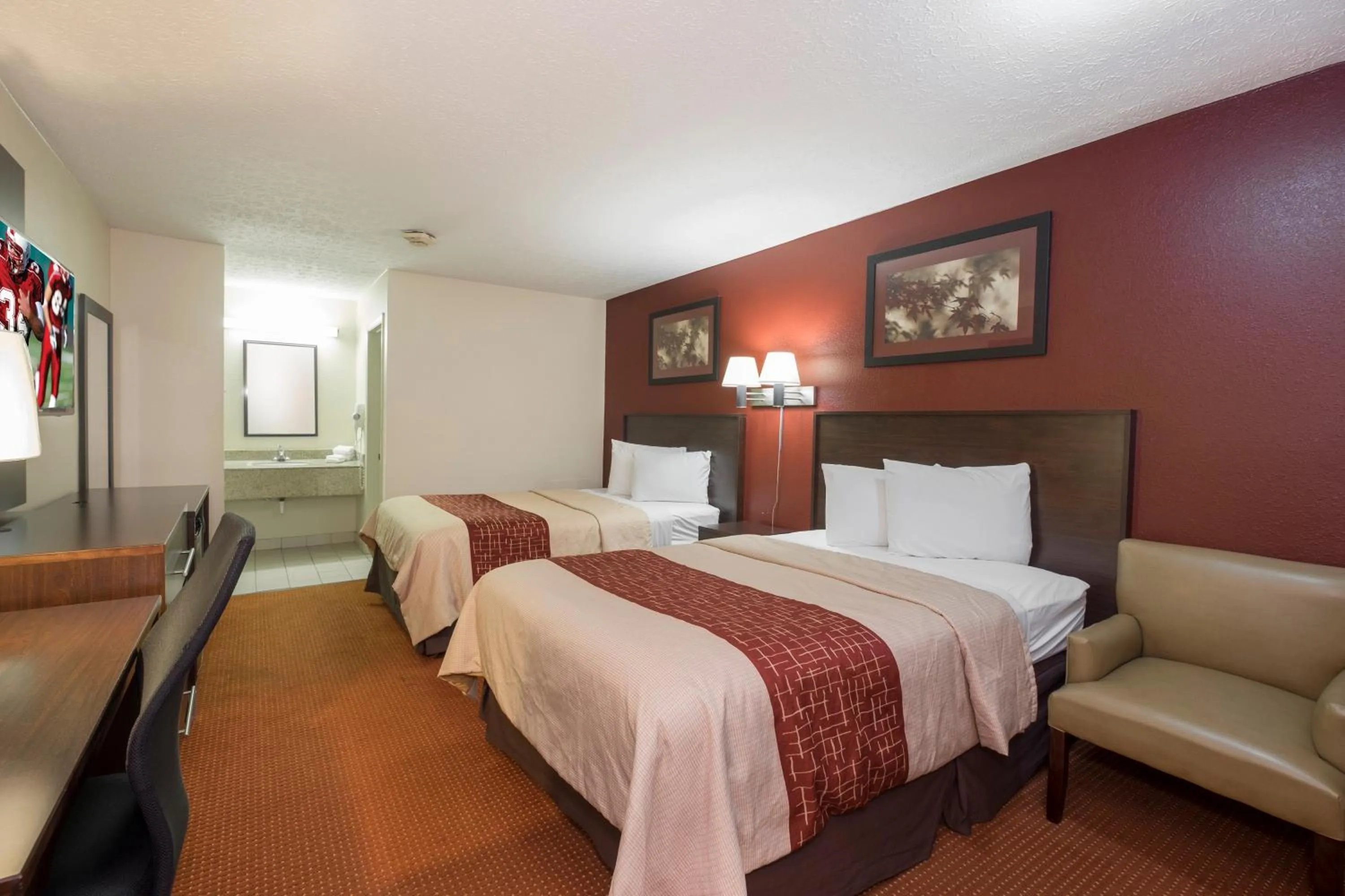 Photo of the whole room, Bed in Red Roof Inn Columbus Northeast Westerville