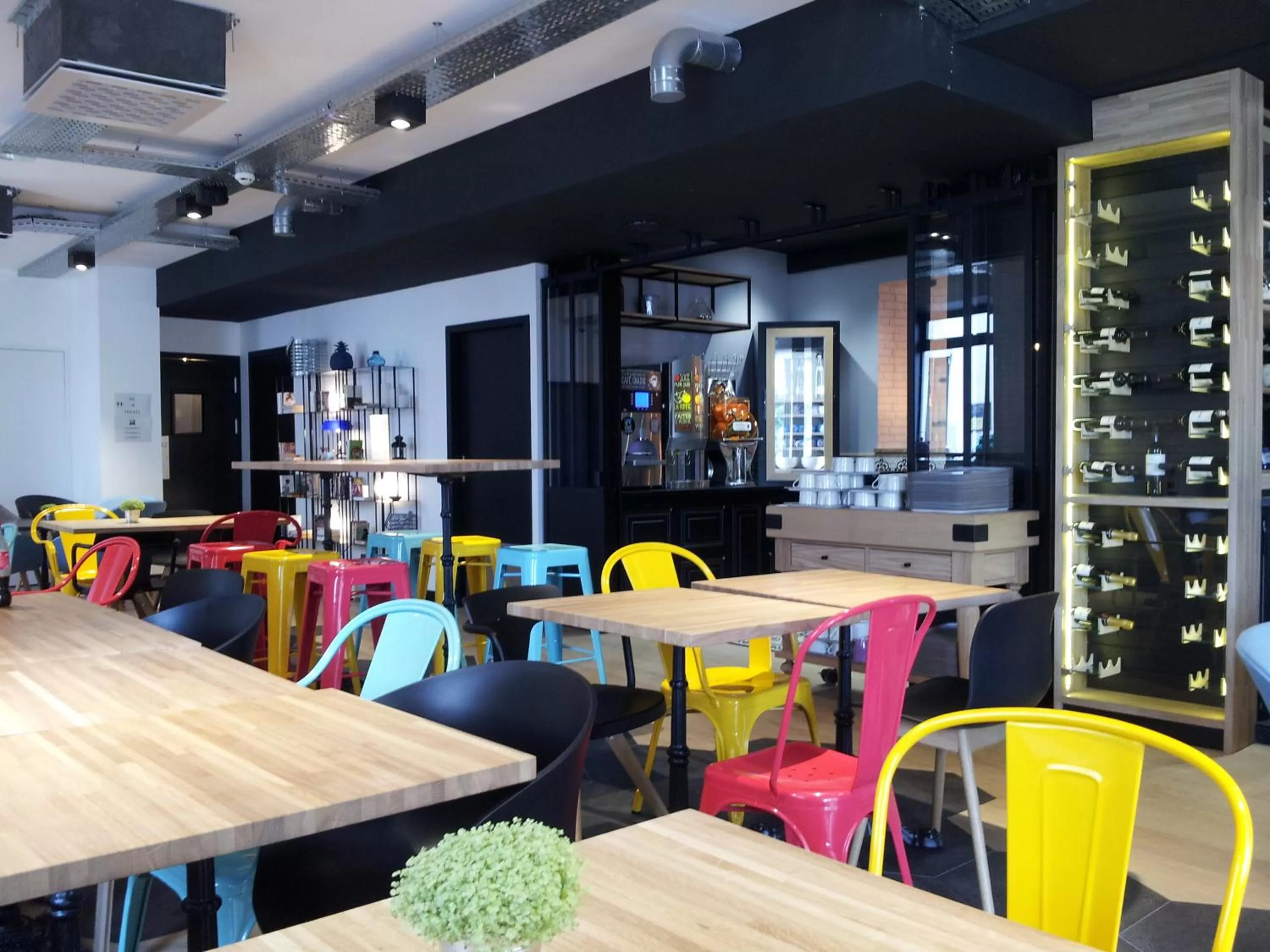 Lounge or bar in ibis Styles Dinan Centre Ville