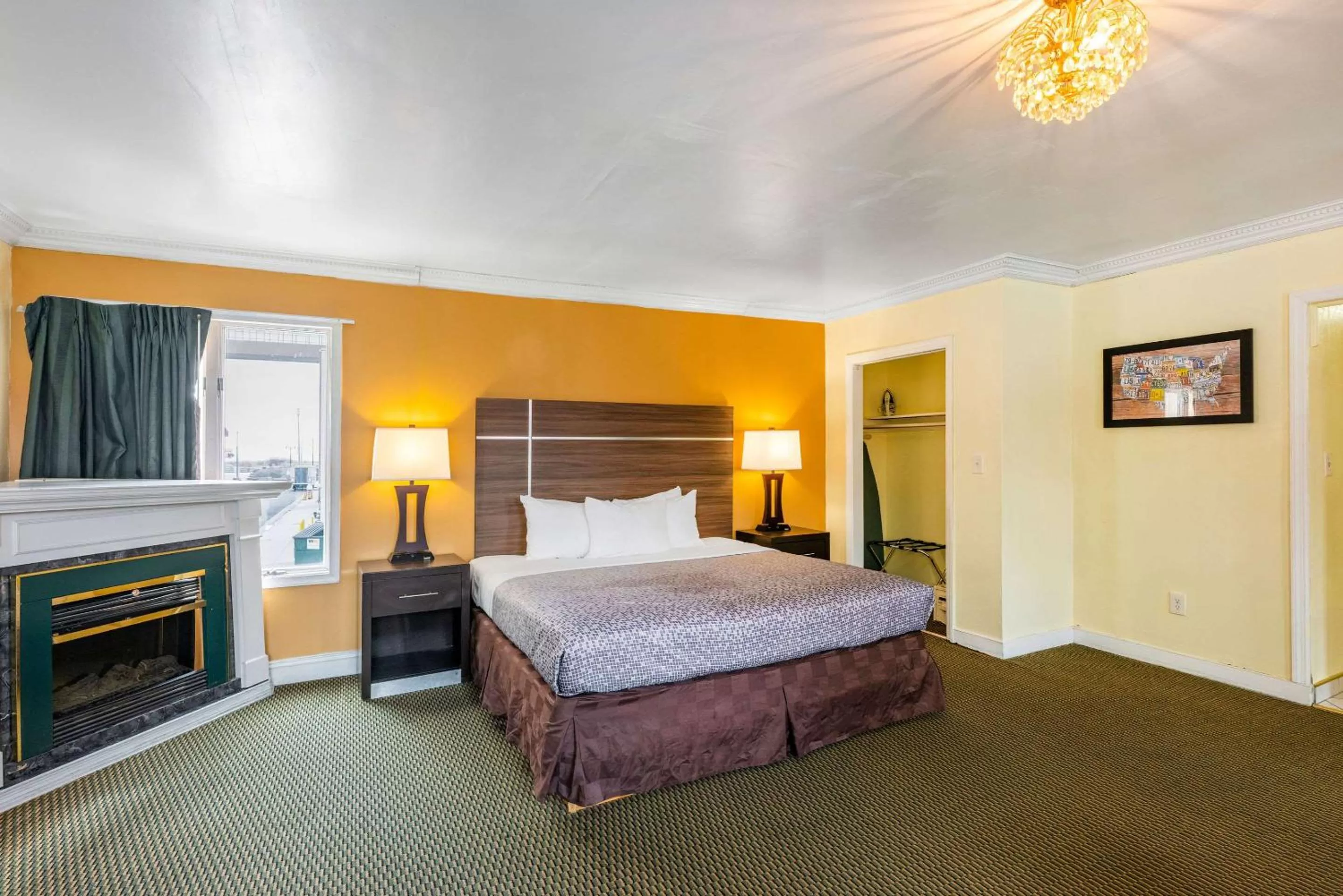 Photo of the whole room, Bed in Econo Lodge Beach and Boardwalk