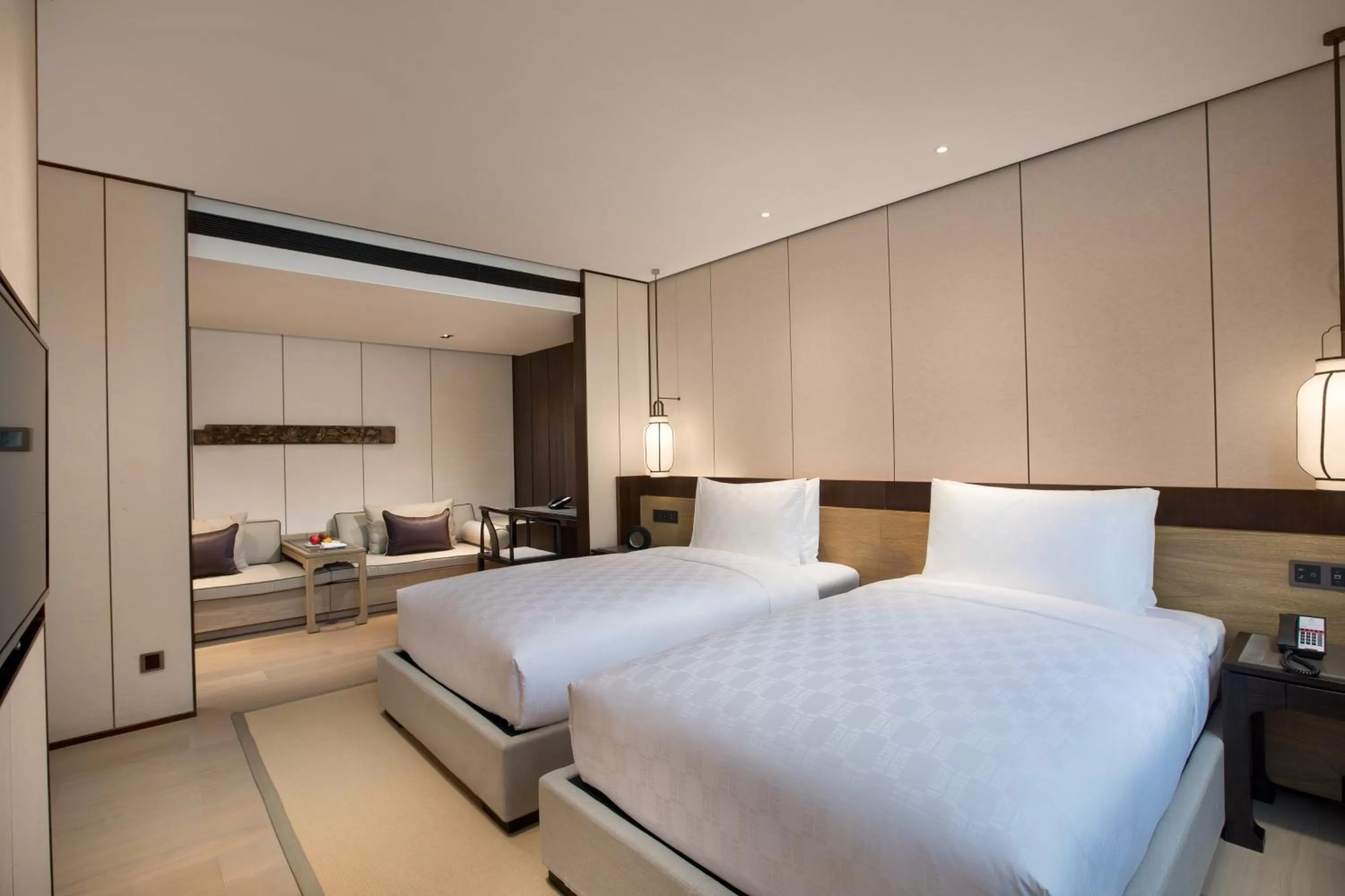 Photo of the whole room, Bed in HUALUXE Xi'an Tanghua by IHG