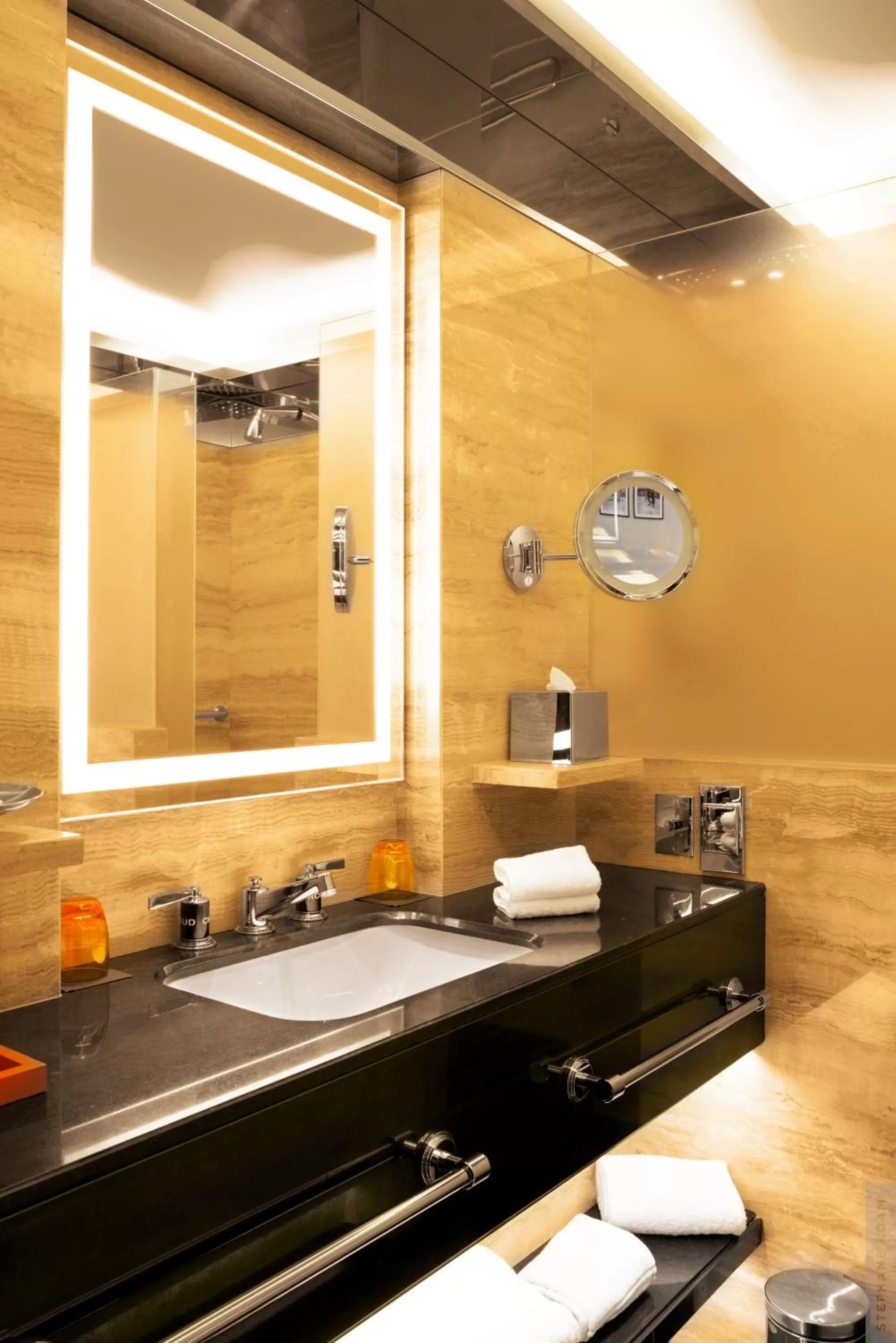 Bathroom in Hotel Montaigne