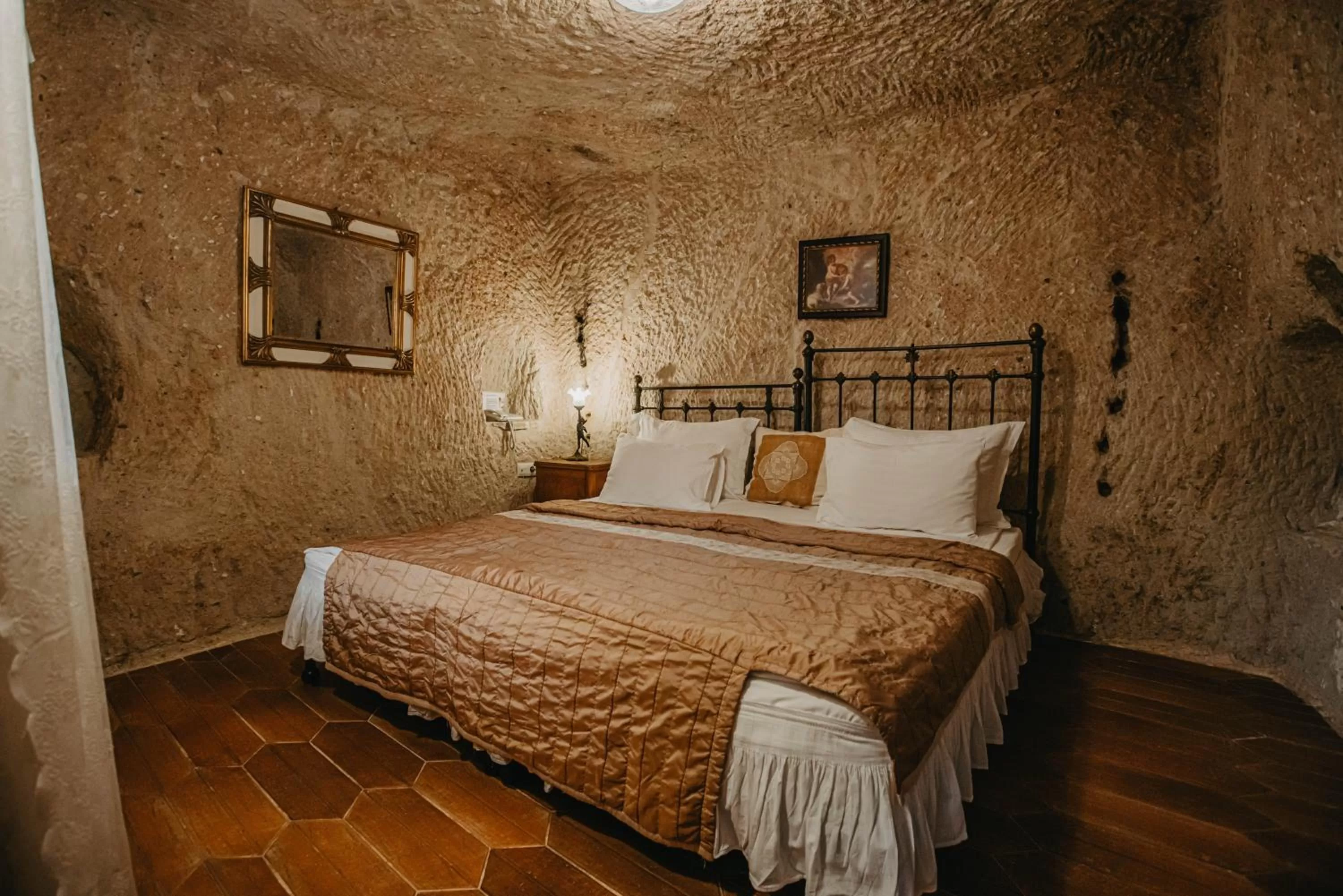 Photo of the whole room, Bed in Melekler Evi Cave Hotel