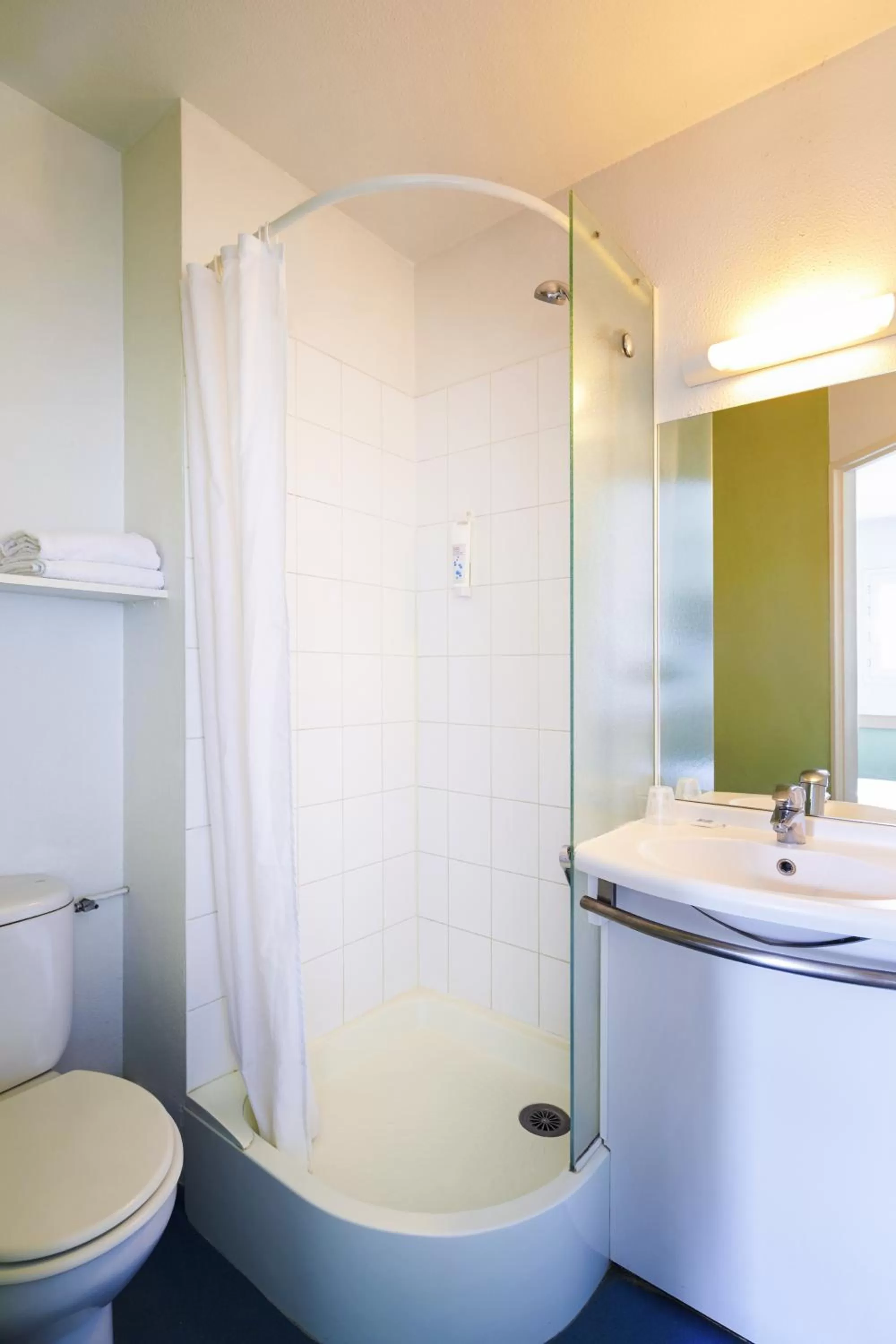 Bathroom in ibis budget Chartres