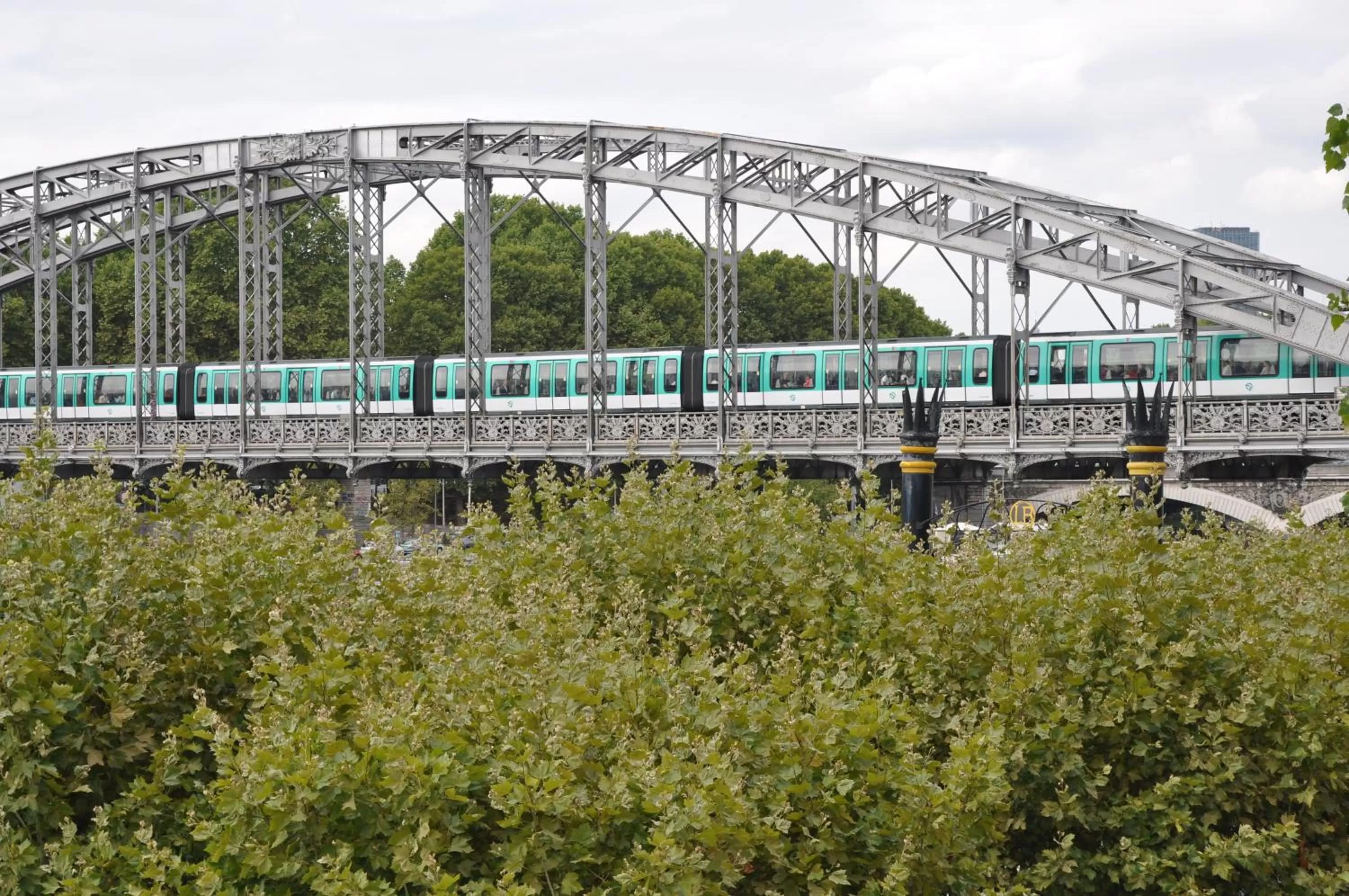 Off site in Beatrice et Emmanuel Meublé Eiffel