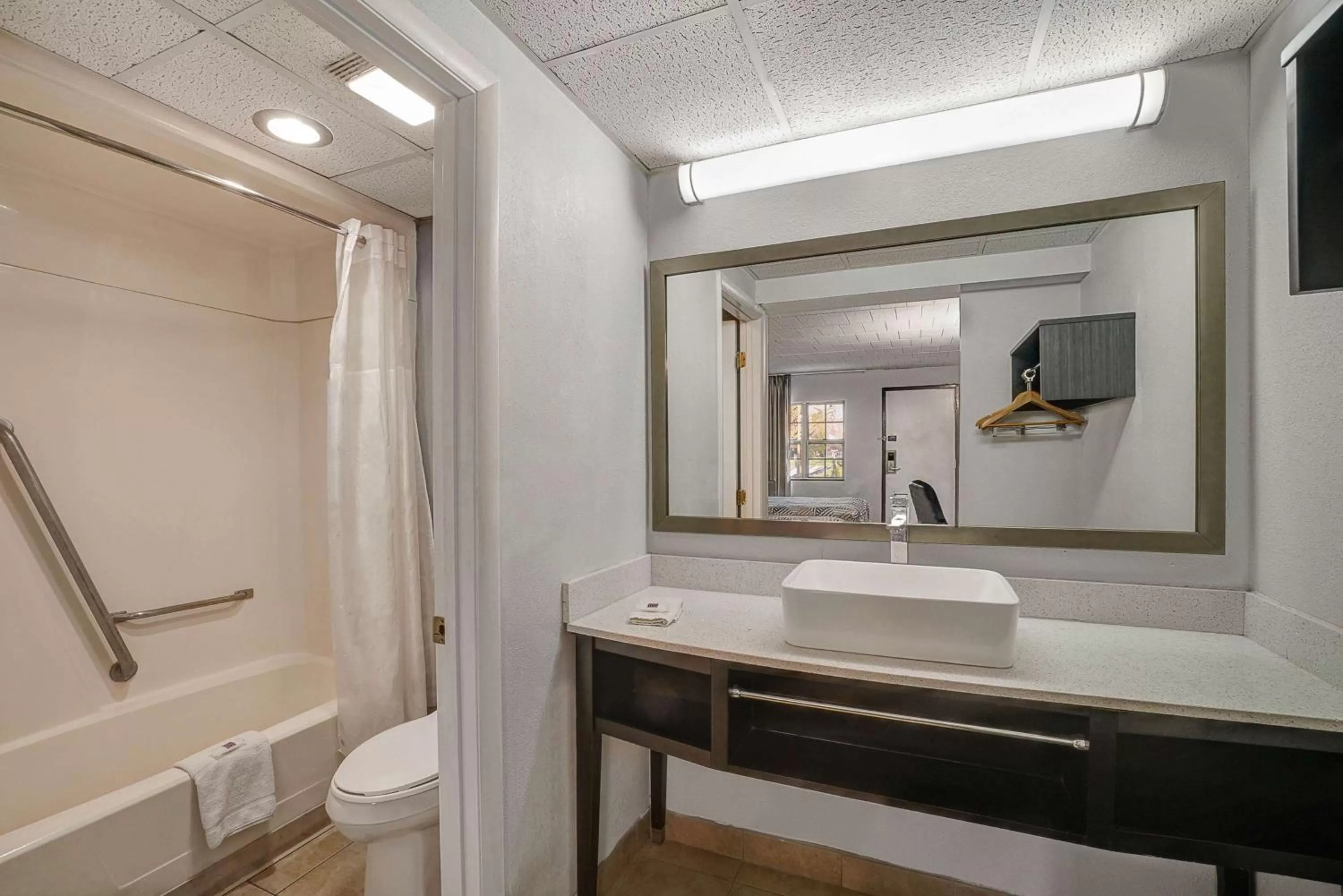 Bathroom in Motel 6 Carlisle, PA - Cumberland Valley