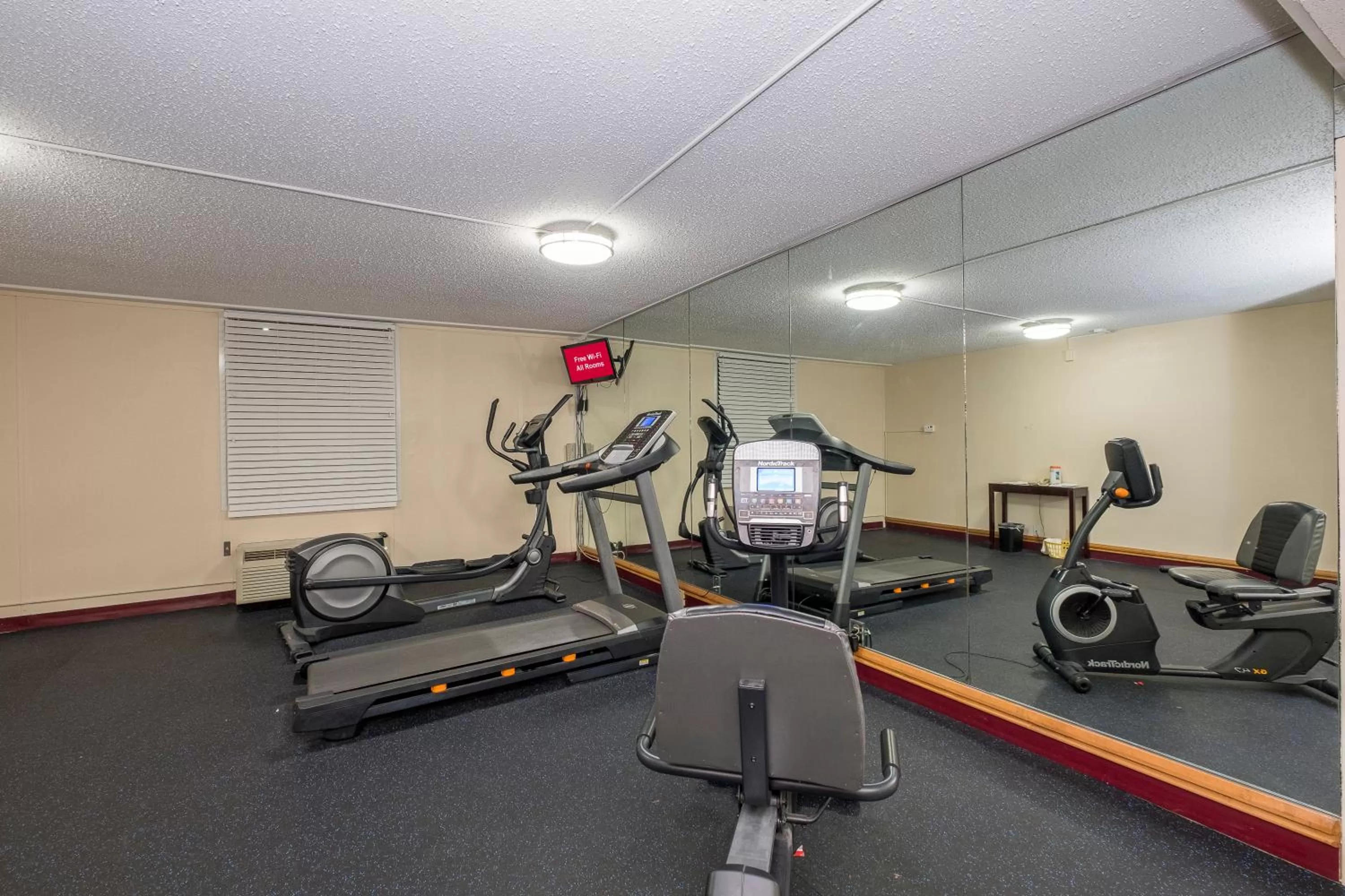Fitness centre/facilities in Red Roof Inn Knoxville Central – Papermill Road