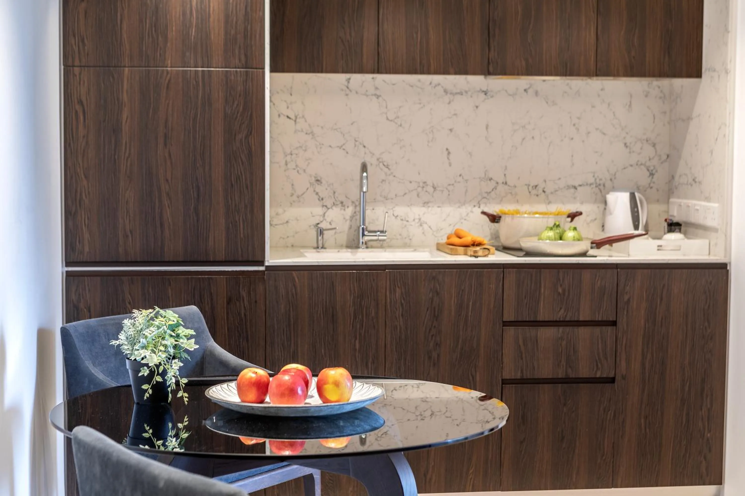 Kitchen or kitchenette in Almond Business Hotel