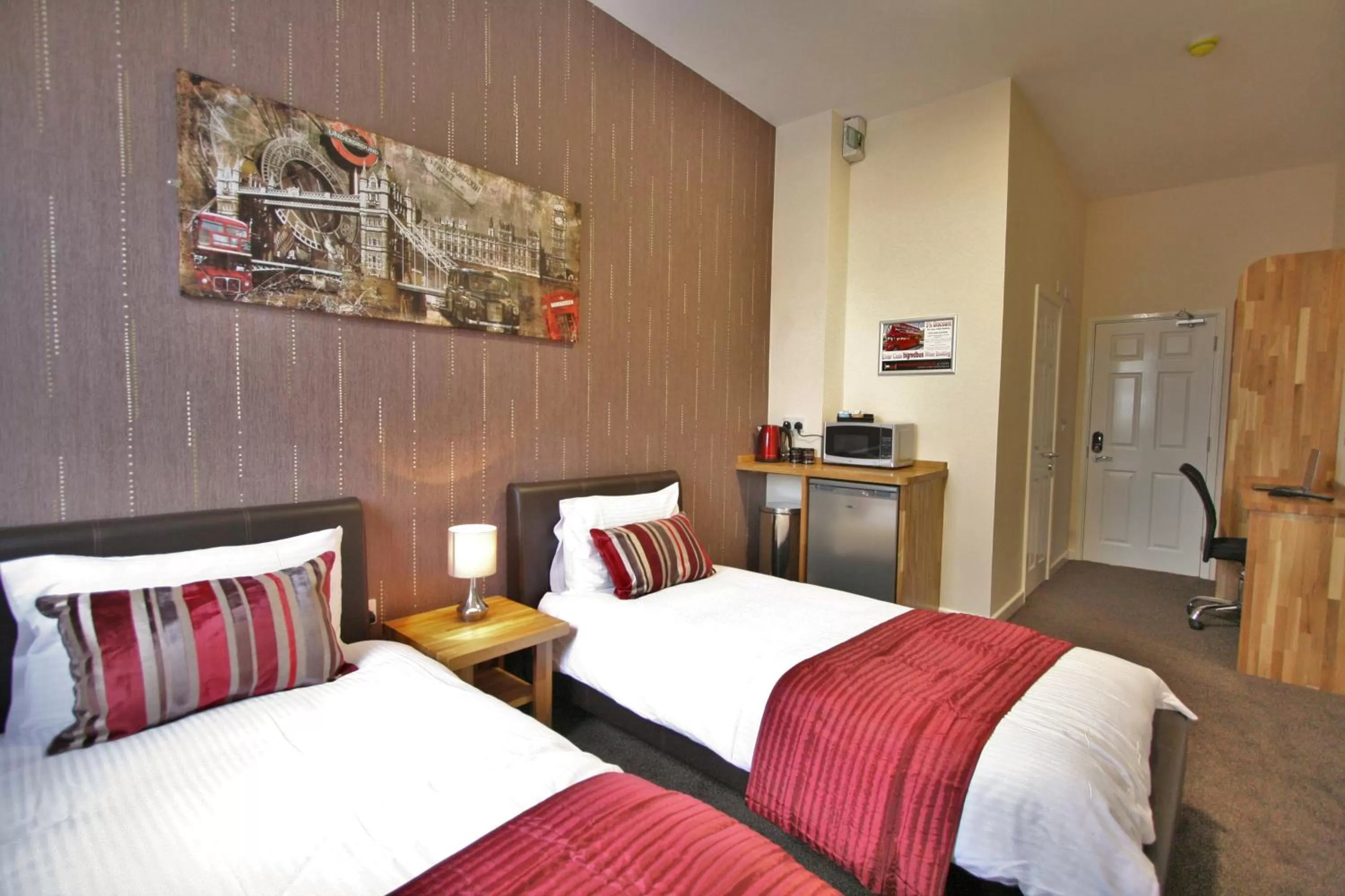 Photo of the whole room, Bed in Central Hotel Gloucester by RoomsBooked