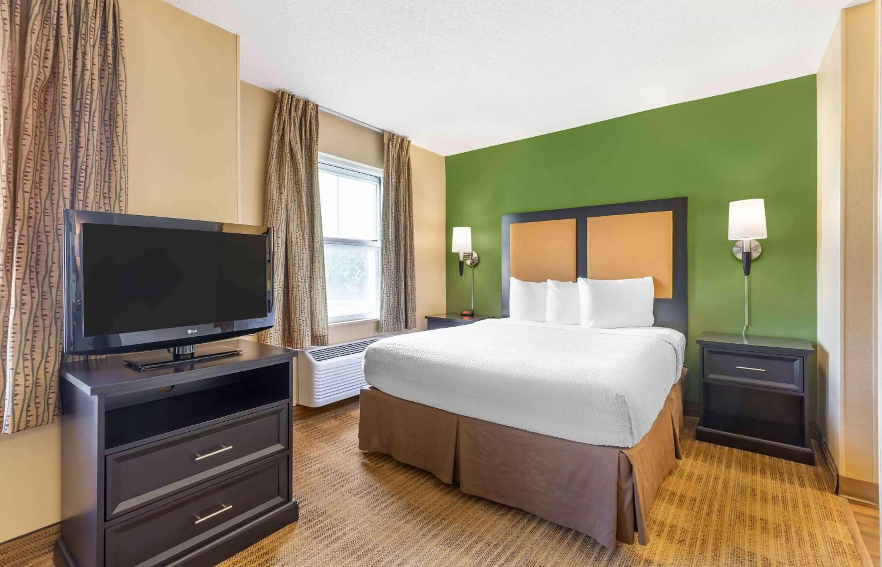 Bedroom, Bed in Extended Stay America Suites - Washington, DC - Gaithersburg - South