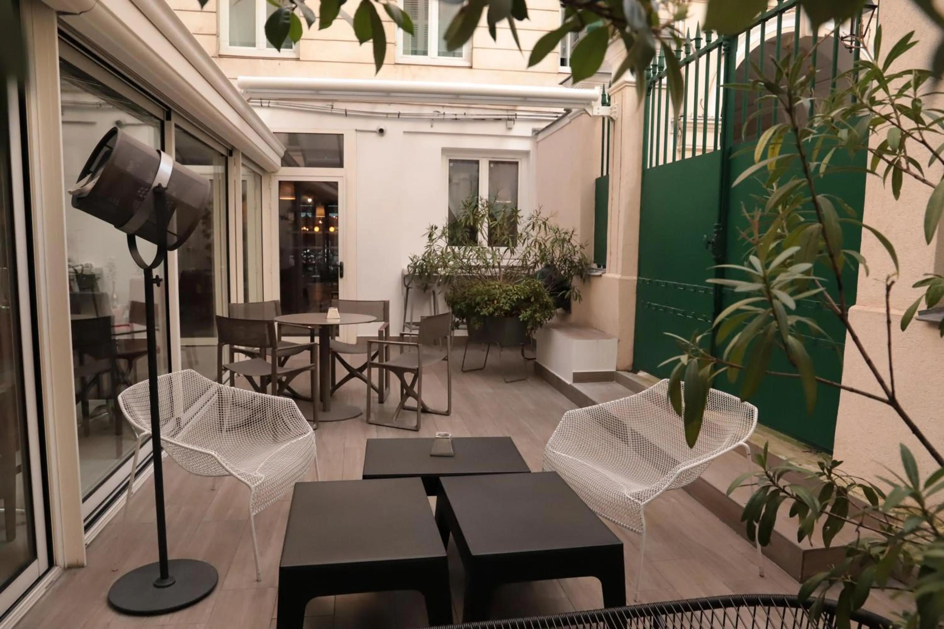 Patio in Hôtel Brésil Opéra SPA