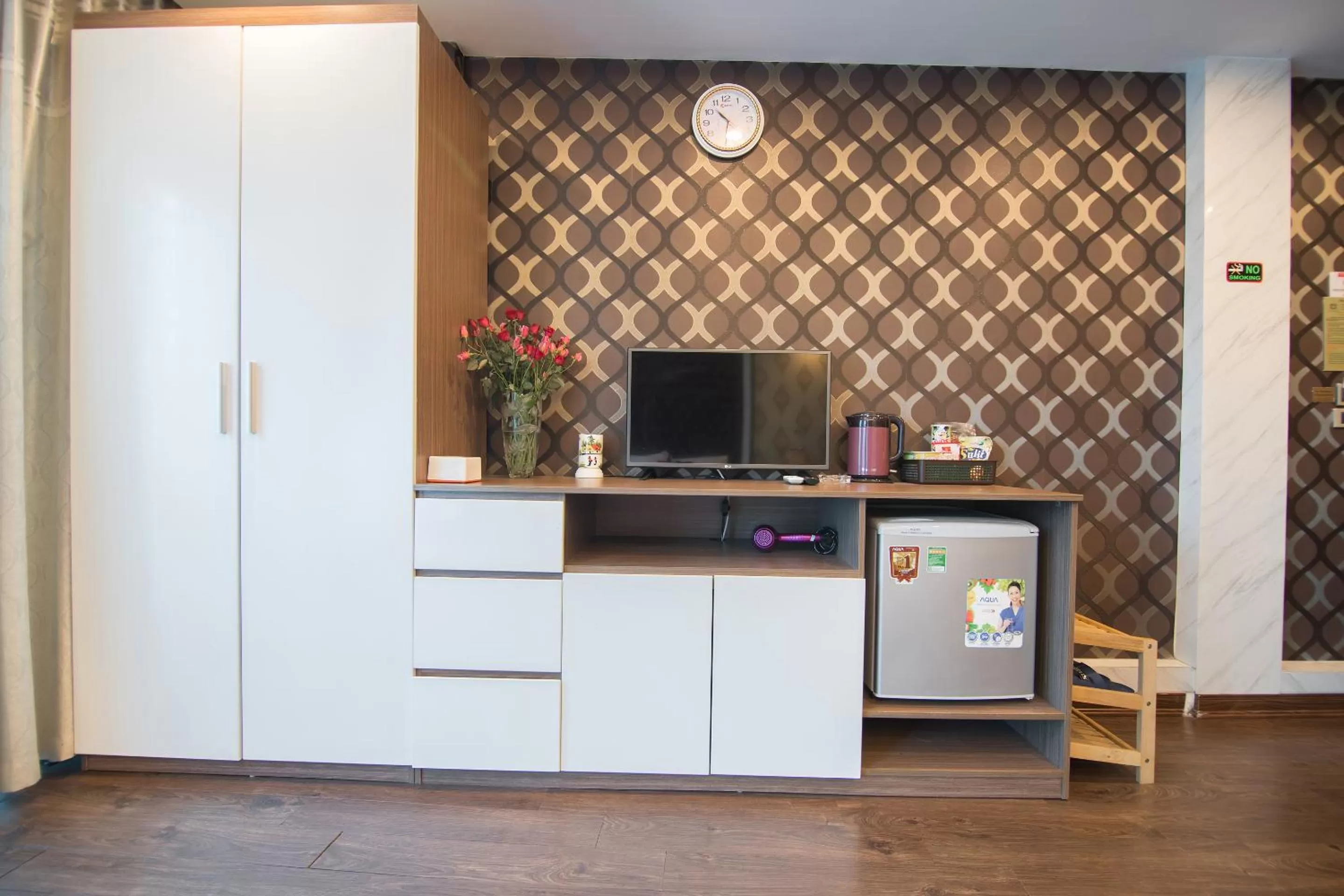 Communal lounge/ TV room in The Royal Hotel Near West Lake