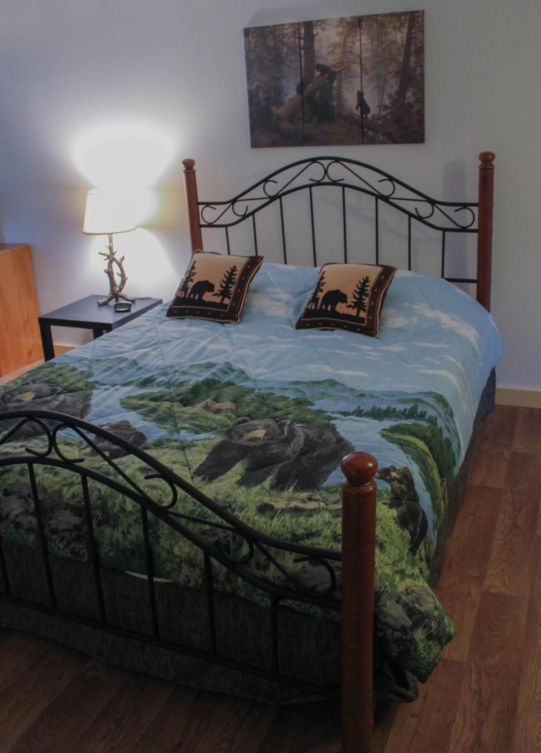 Bed in Whispering Winds Retreat B&B
