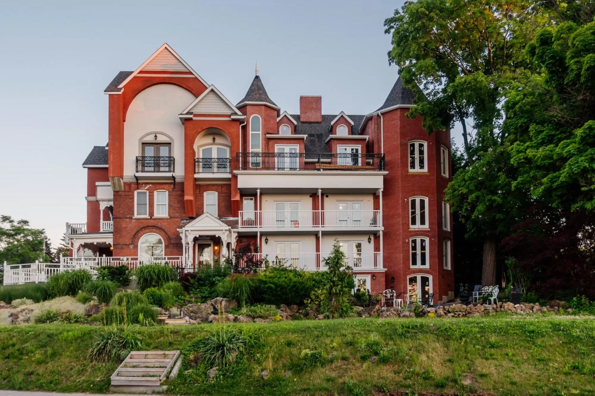 Property building in Niagara Grandview Boutique Hotel