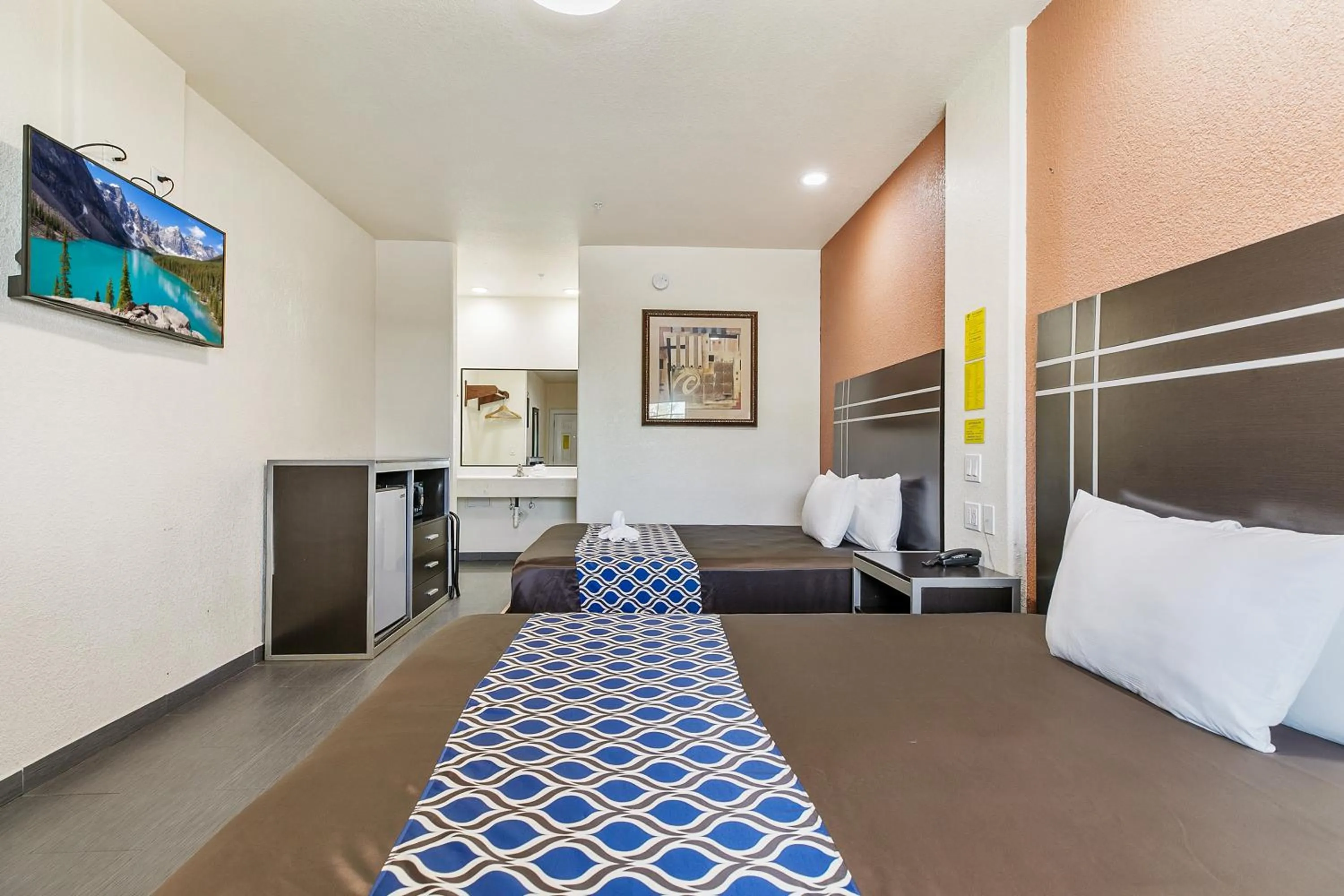 Photo of the whole room, Bed in Lighthouse Inn