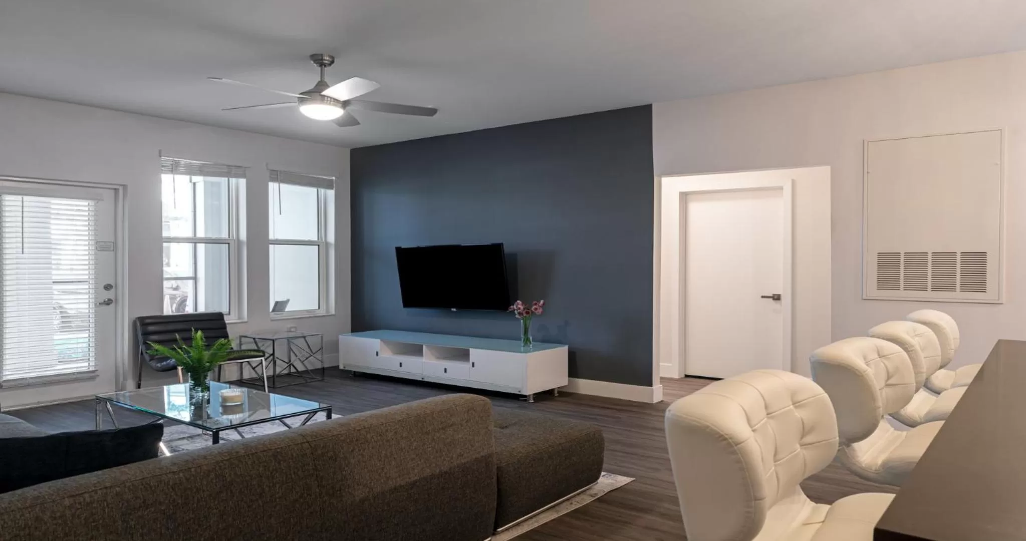 Living room, Seating Area in Westshore Apartments by Barsala