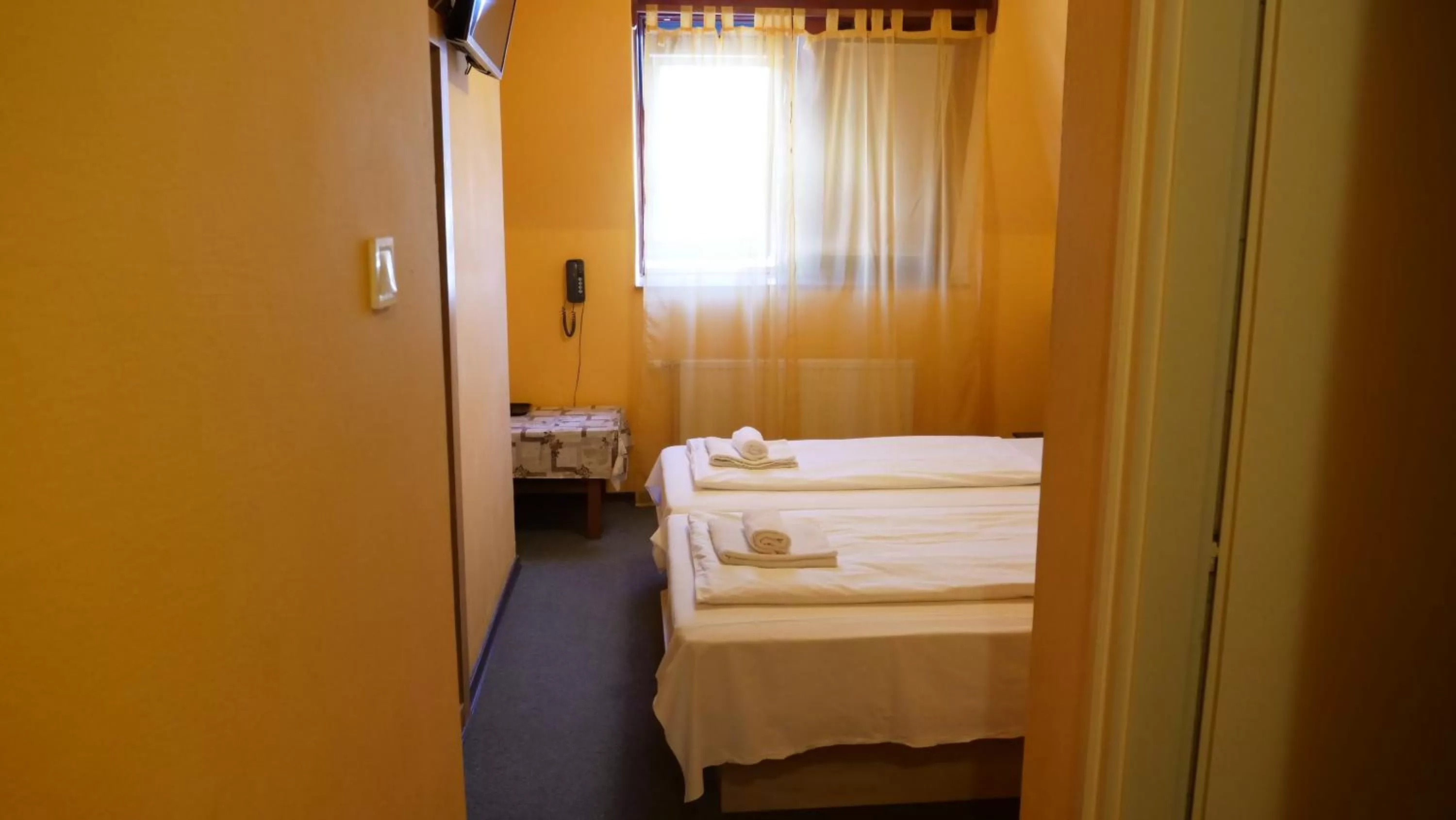 Property building, Bed in Attila Hotel Budapest