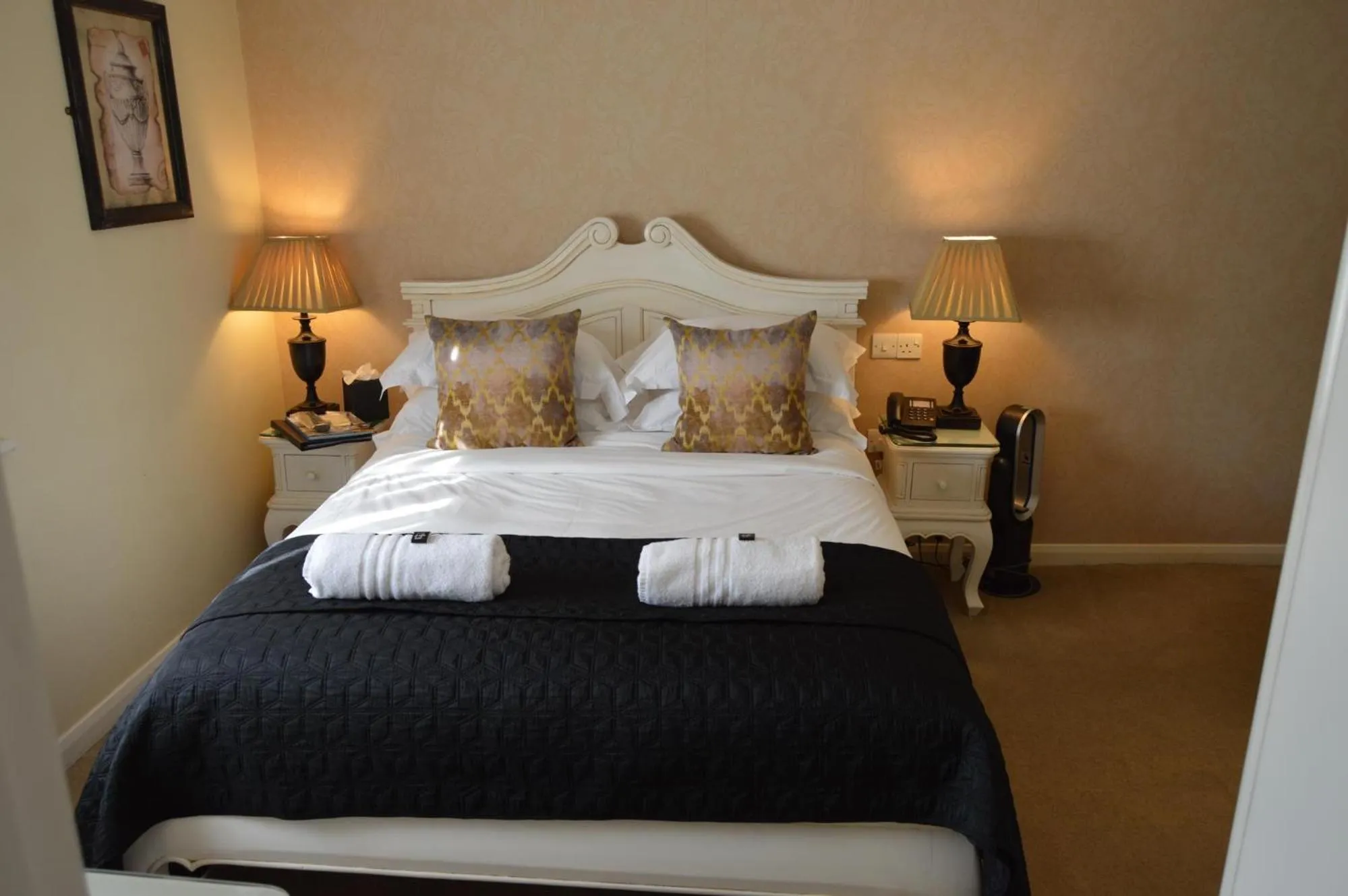 Bed in Le Bouchon Brasserie & Hotel