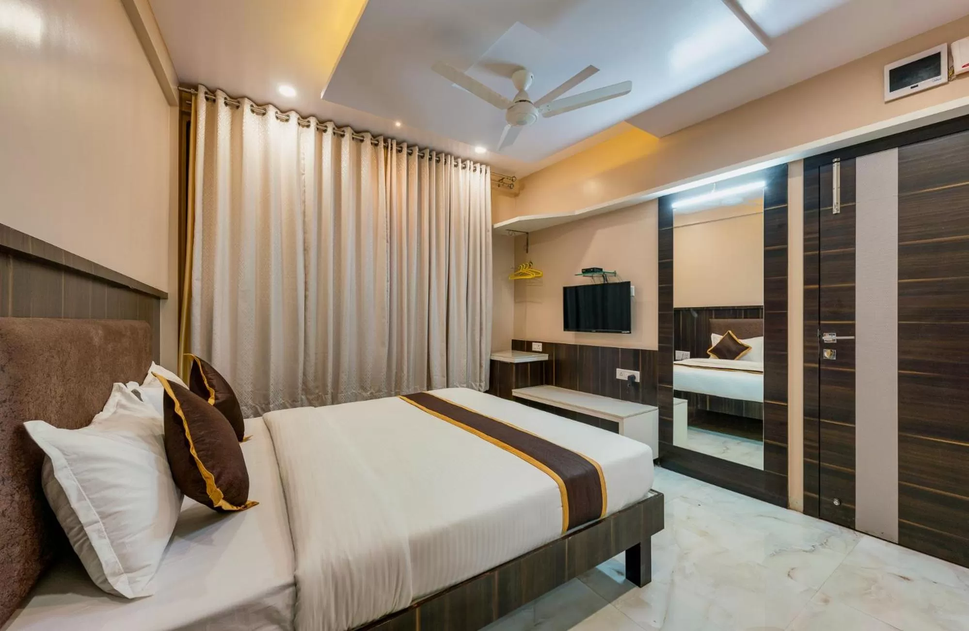 Bed in Hotel Aatithya Satkar Near Mahalaxmi Temple