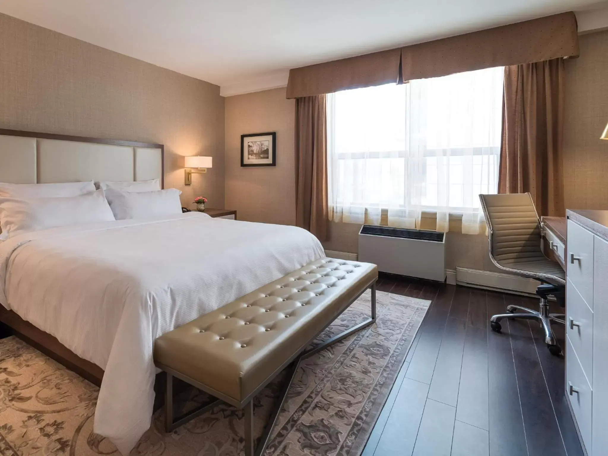 Classic King Room in The Lord Nelson Hotel & Suites Classic King Room in The Lord Nelson Hotel & Suites