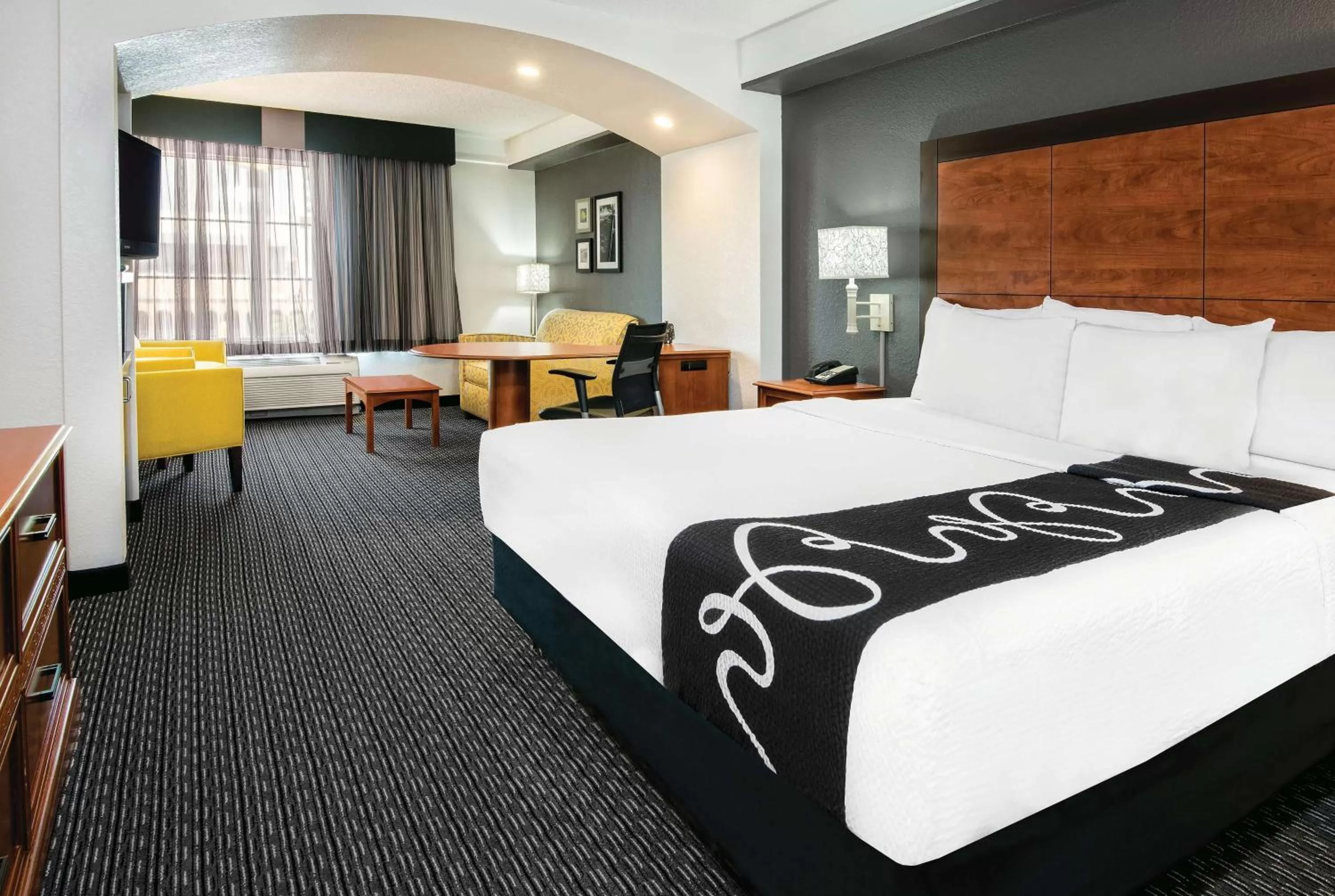 Photo of the whole room, Bed in La Quinta Inn & Suites by Wyndham San Antonio Riverwalk