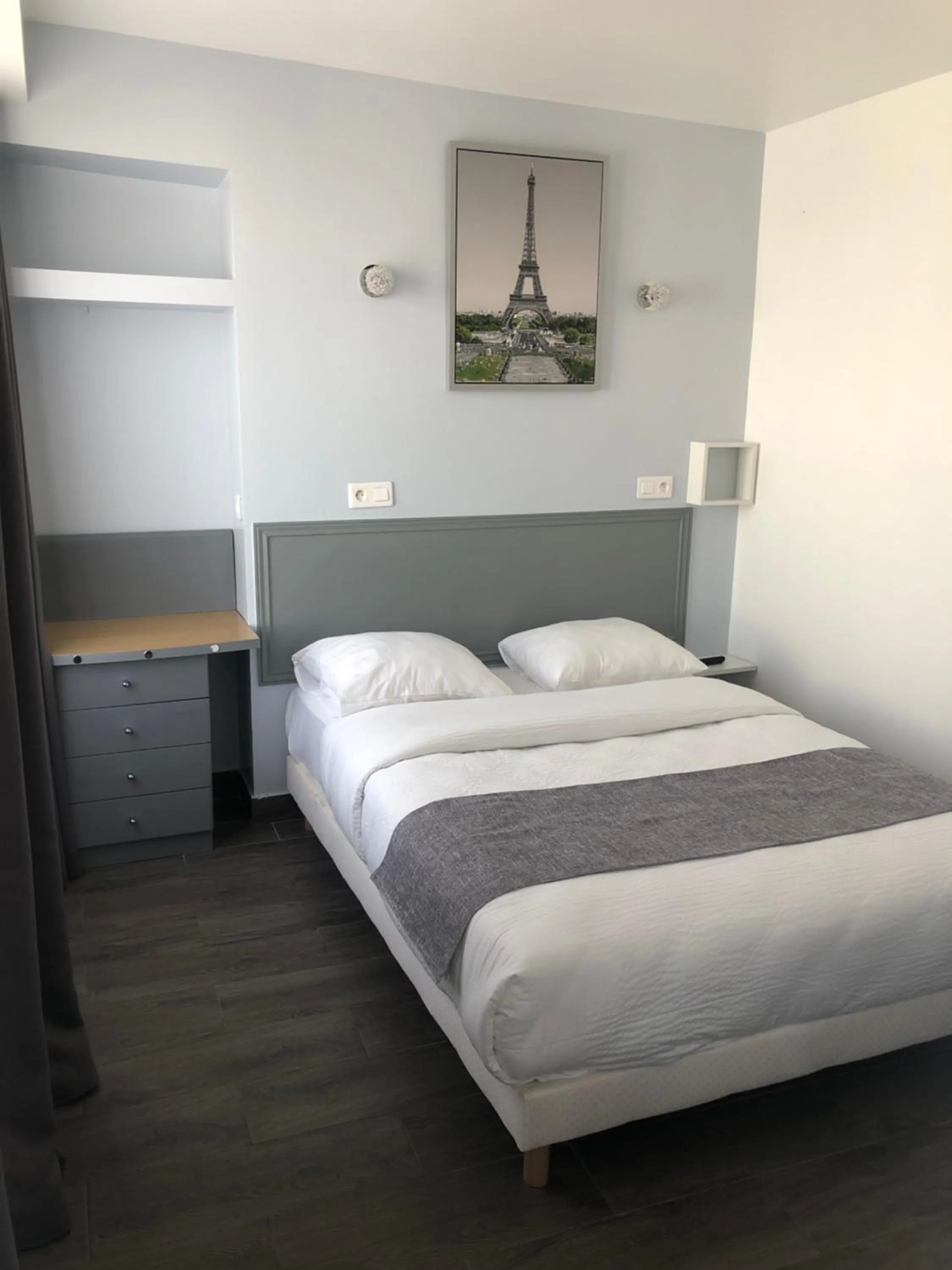 Bed in Hôtel Clauzel Paris