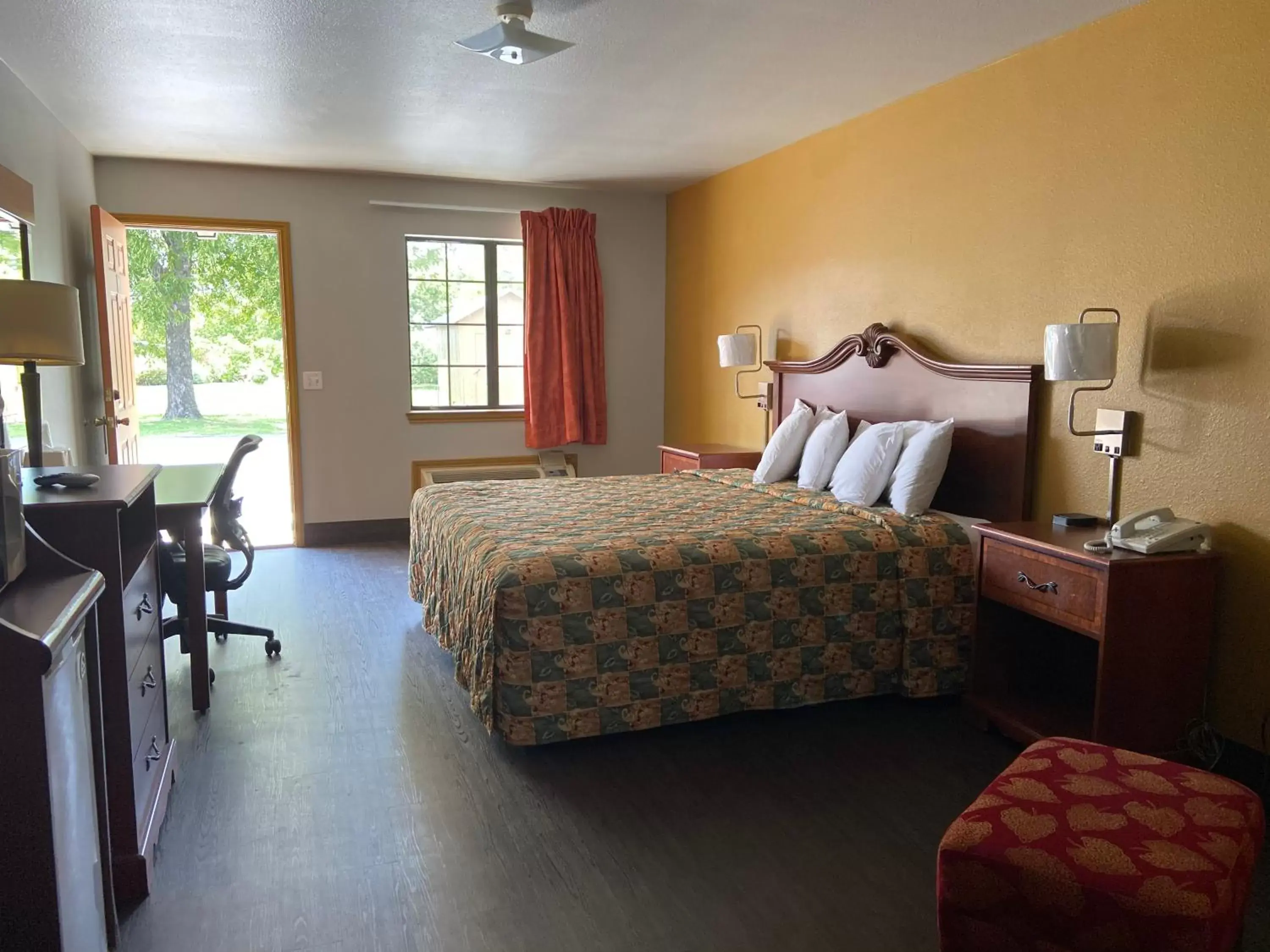 Deluxe King Room in Redbud Inn Deluxe King Room in Redbud Inn