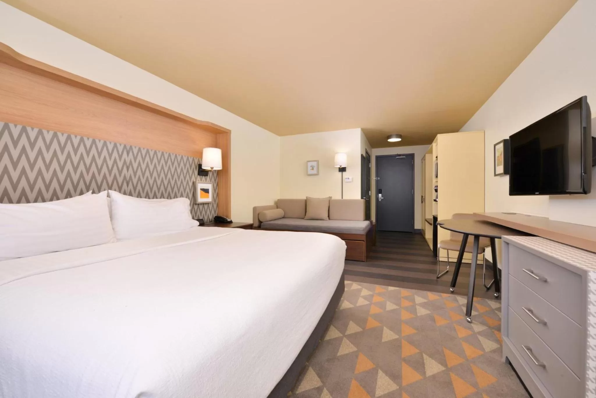 Photo of the whole room, Bed in Holiday Inn Kansas City Airport by IHG
