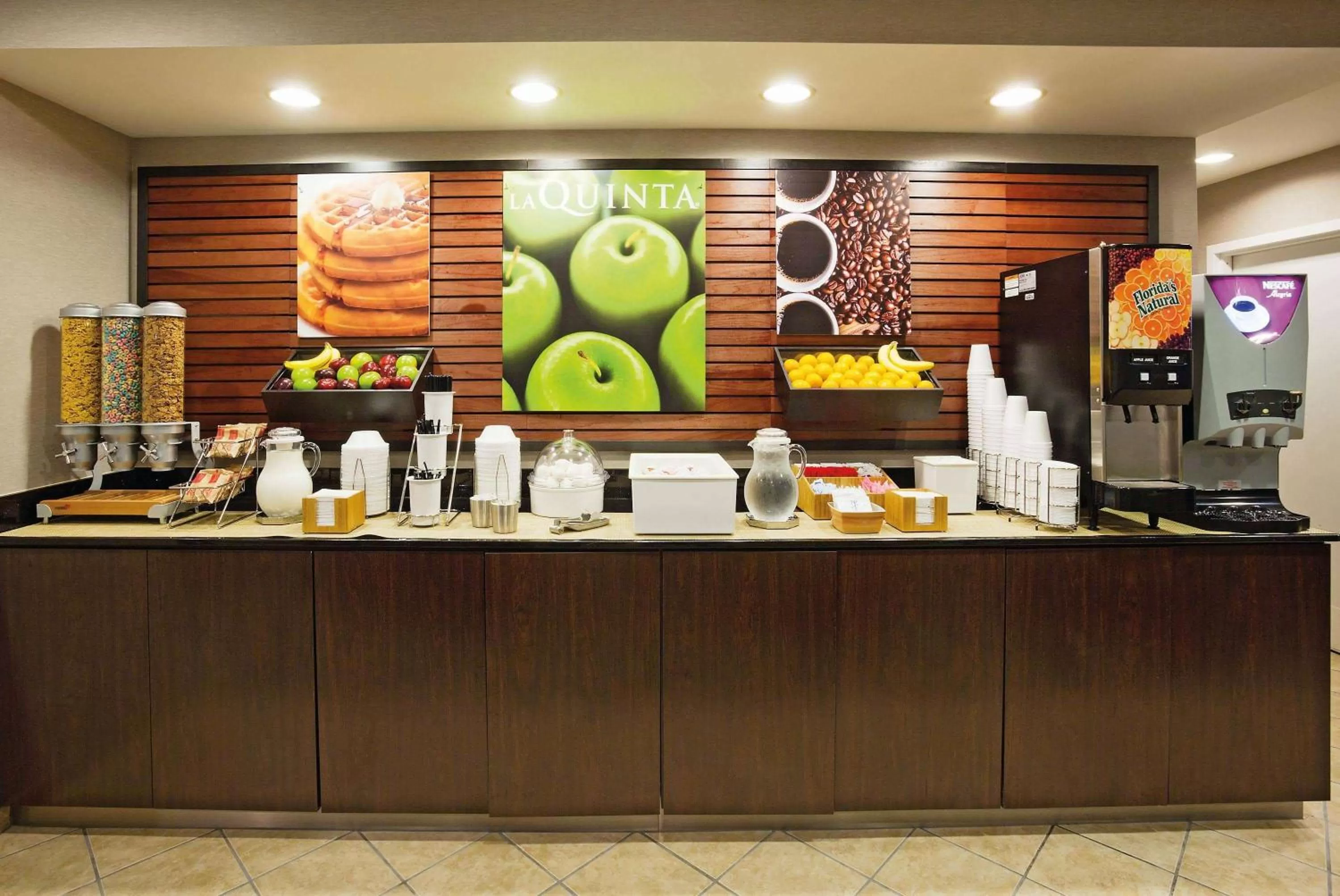 Restaurant/places to eat in La Quinta Inn by Wyndham Oshkosh