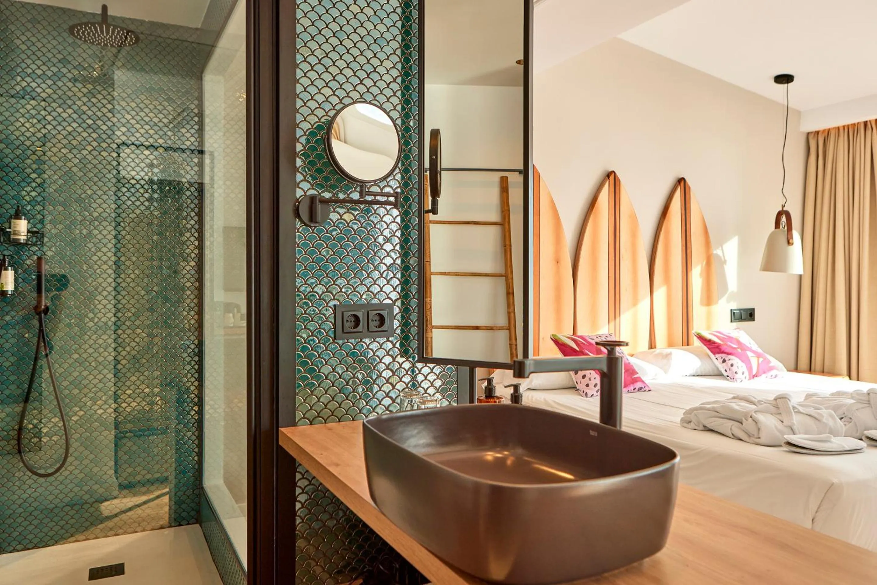 Shower, Bed in Hotel Florida Magaluf - Adults Only