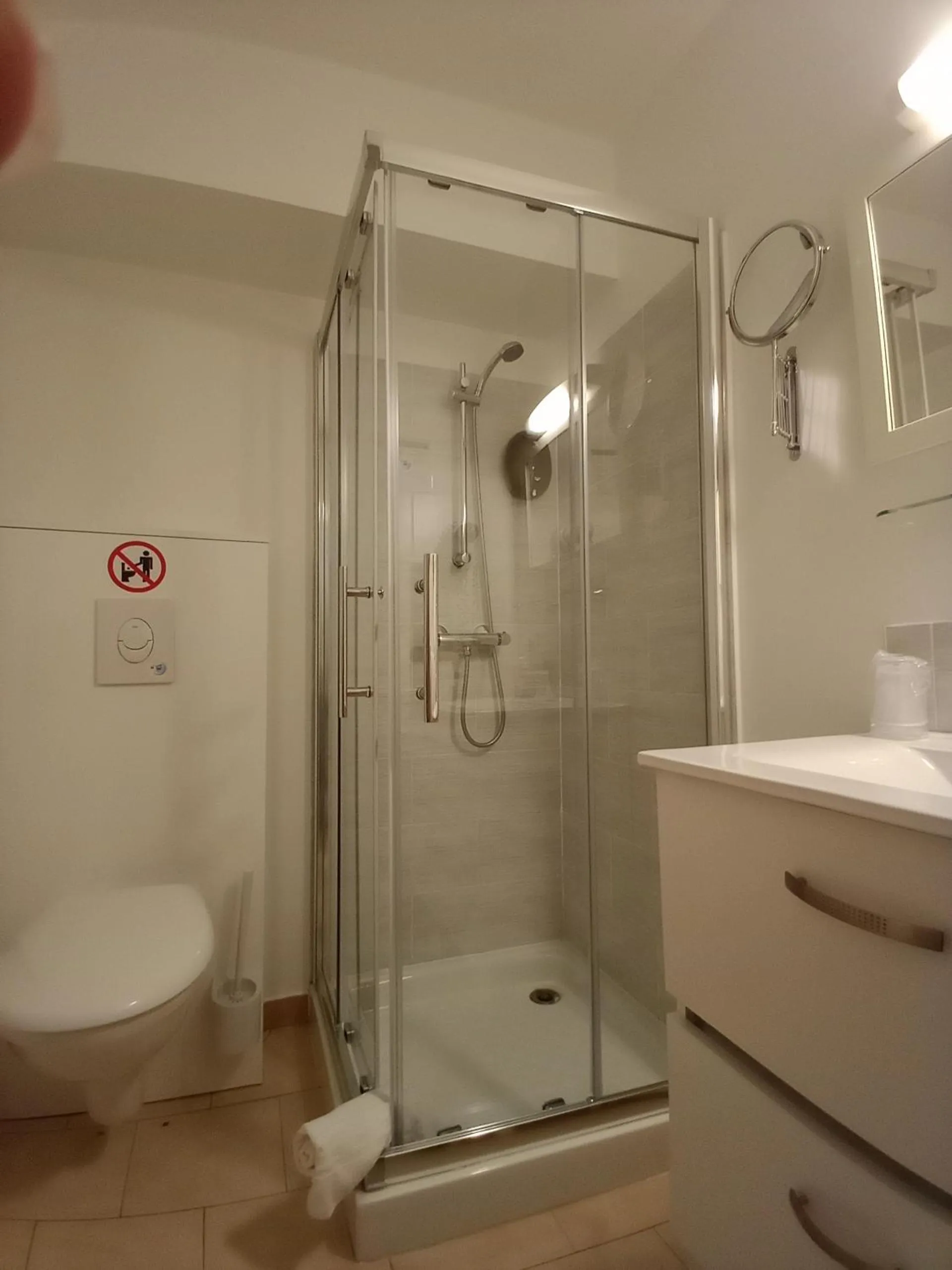 Shower in Hotel Astoria