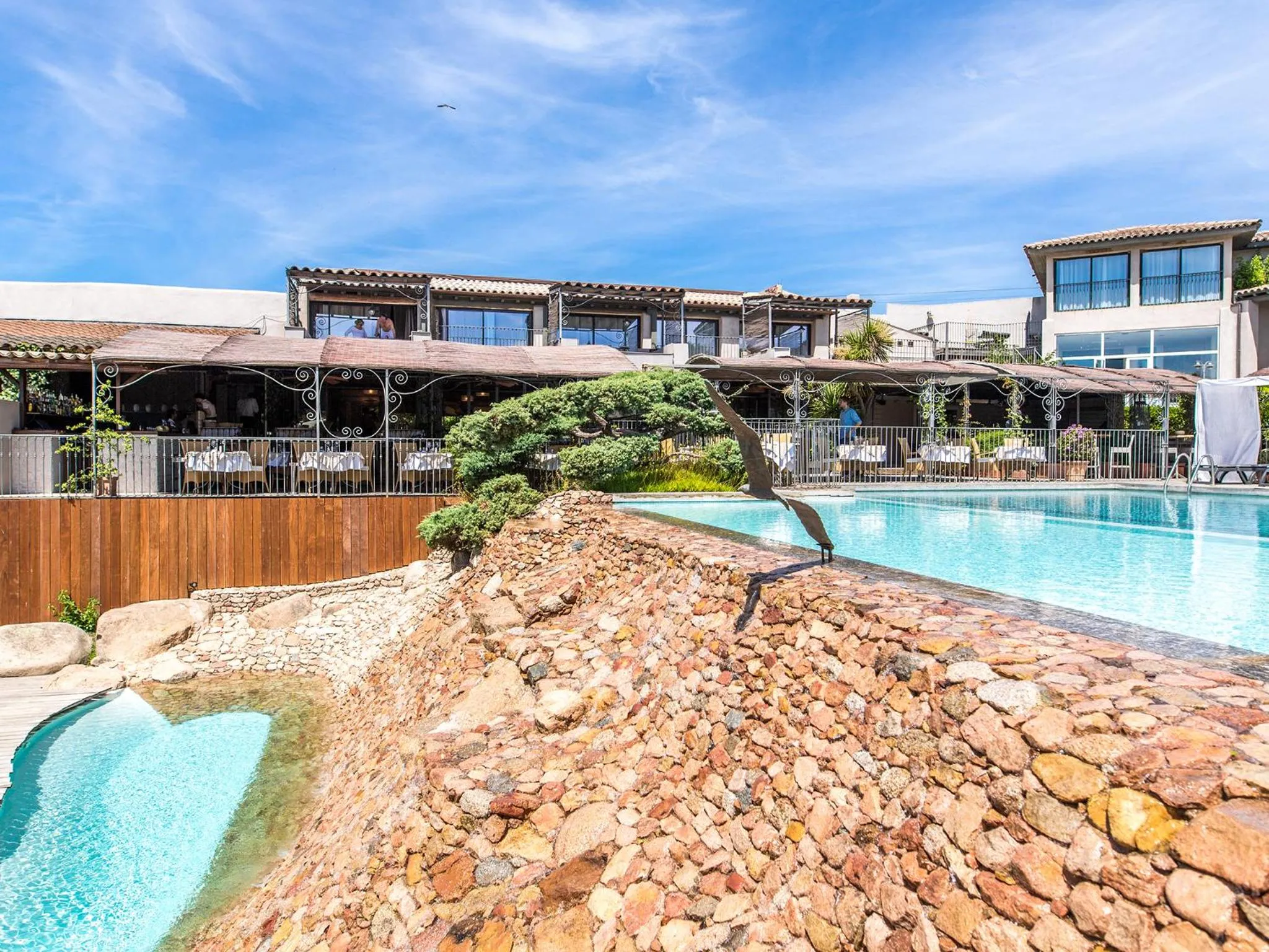 Swimming pool in Hôtel Le Roi Théodore & Spa