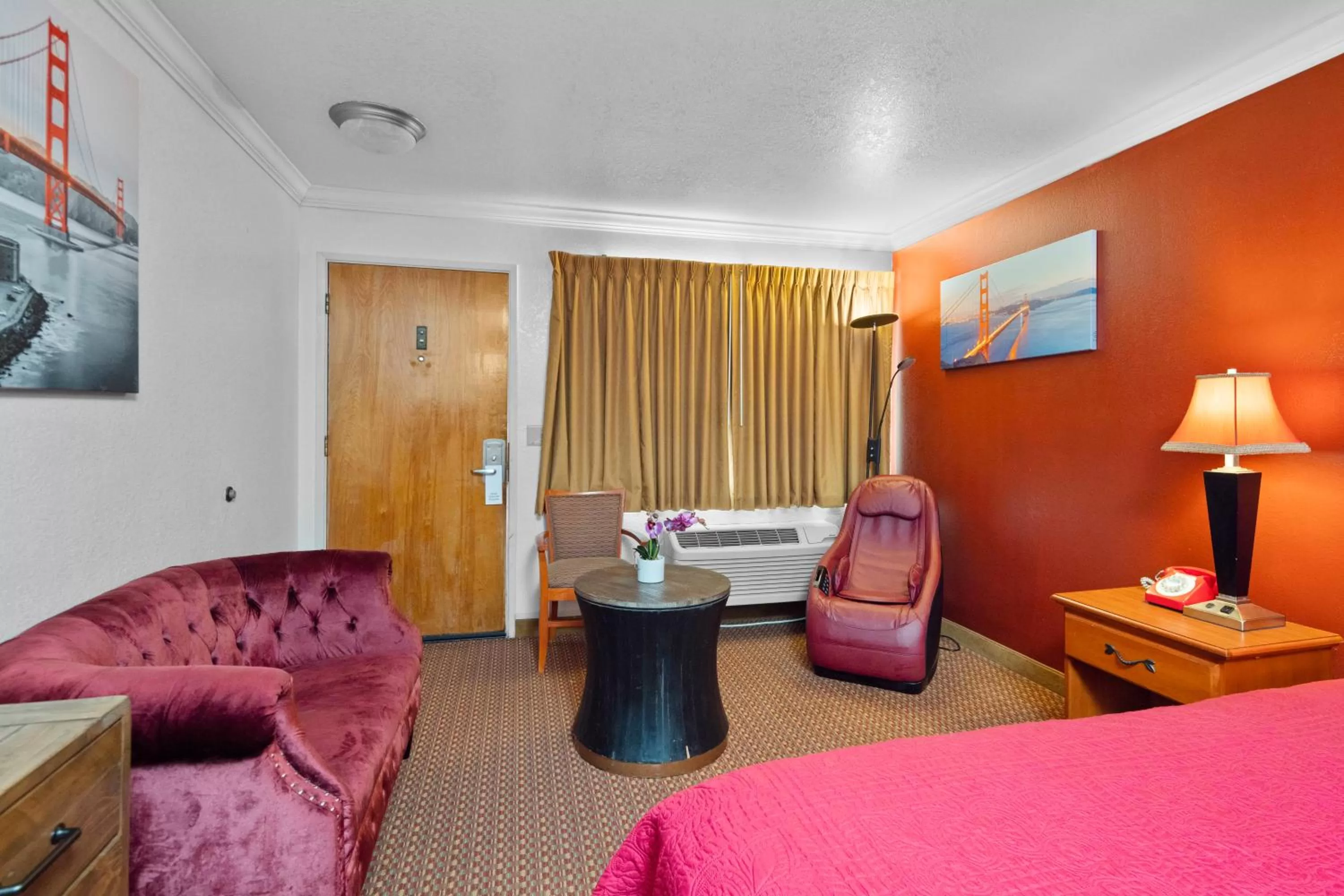 Seating area, Bed in Americana Inn Motel