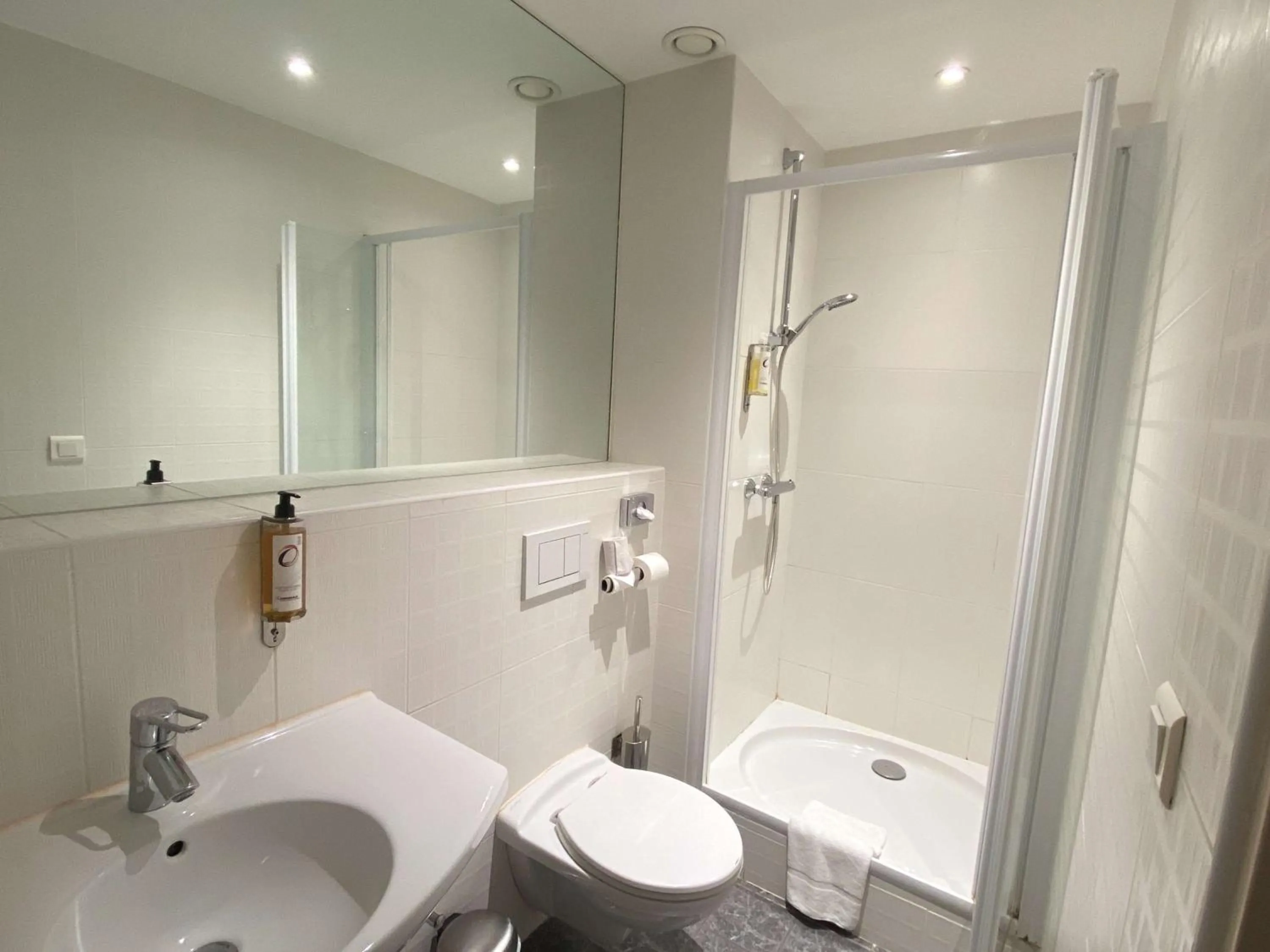 Shower in Hotel Le Sevigne - Sure Hotel Collection by Best Western