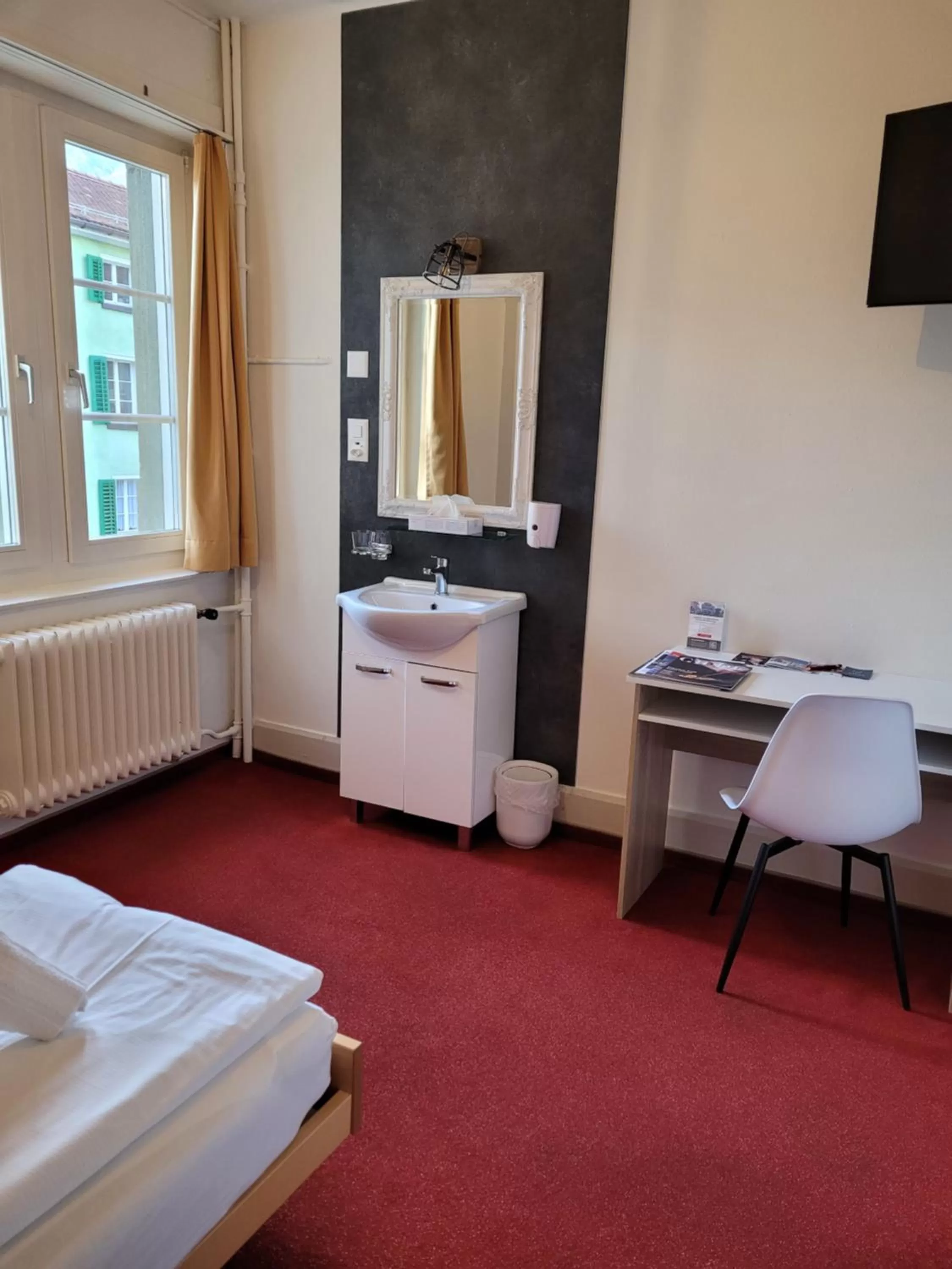 Photo of the whole room, Bed in Zunfthaus zur Rebleuten