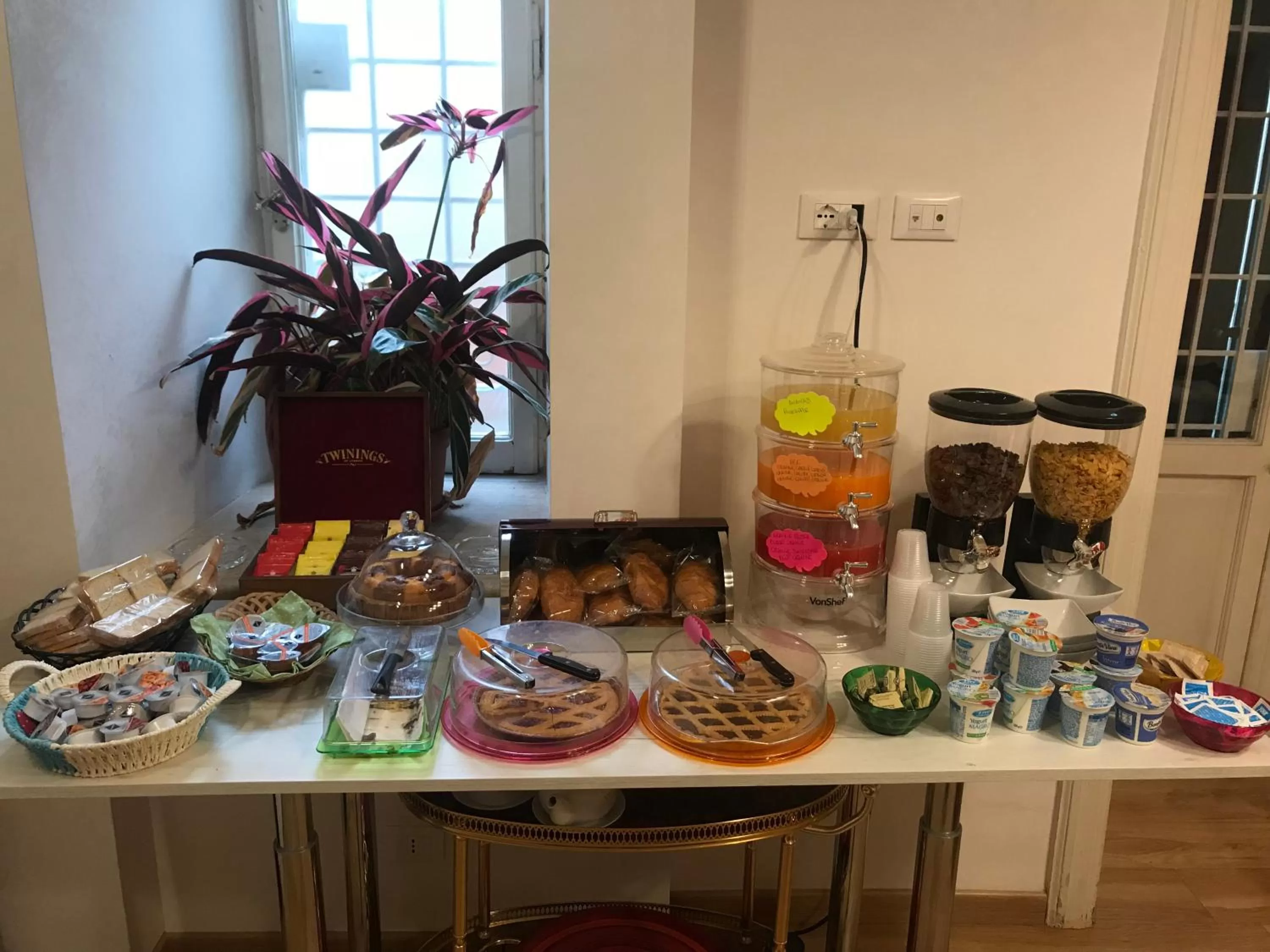 Buffet breakfast in La Breccia A Porta Pia