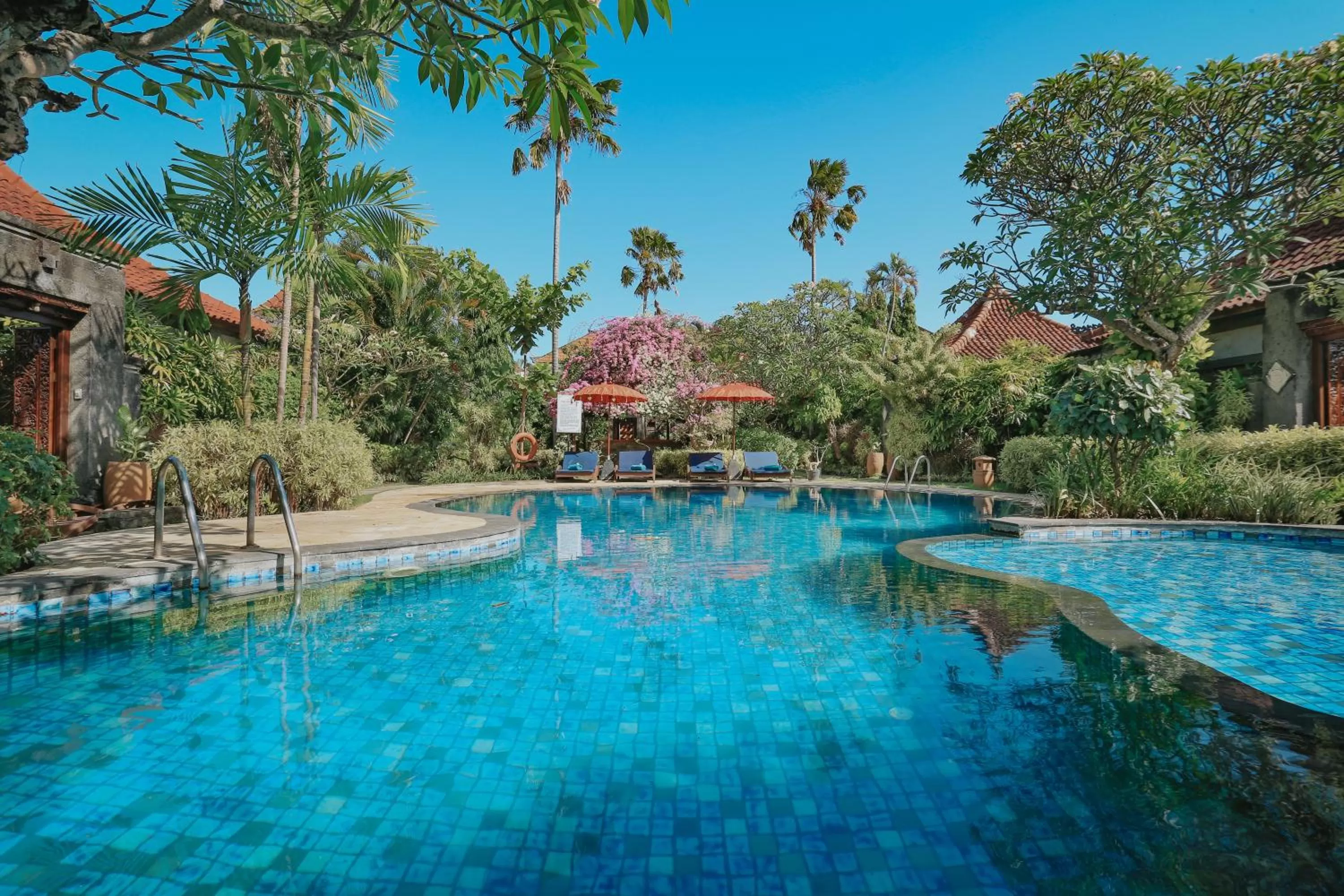 Swimming pool in Parigata Villas Resort