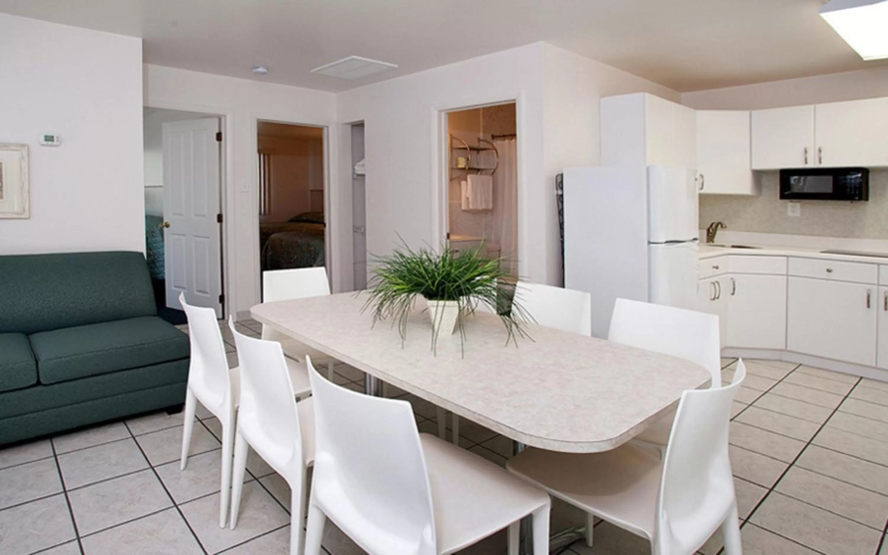 Kitchen or kitchenette, Dining Area in Heart of Wildwood Motel