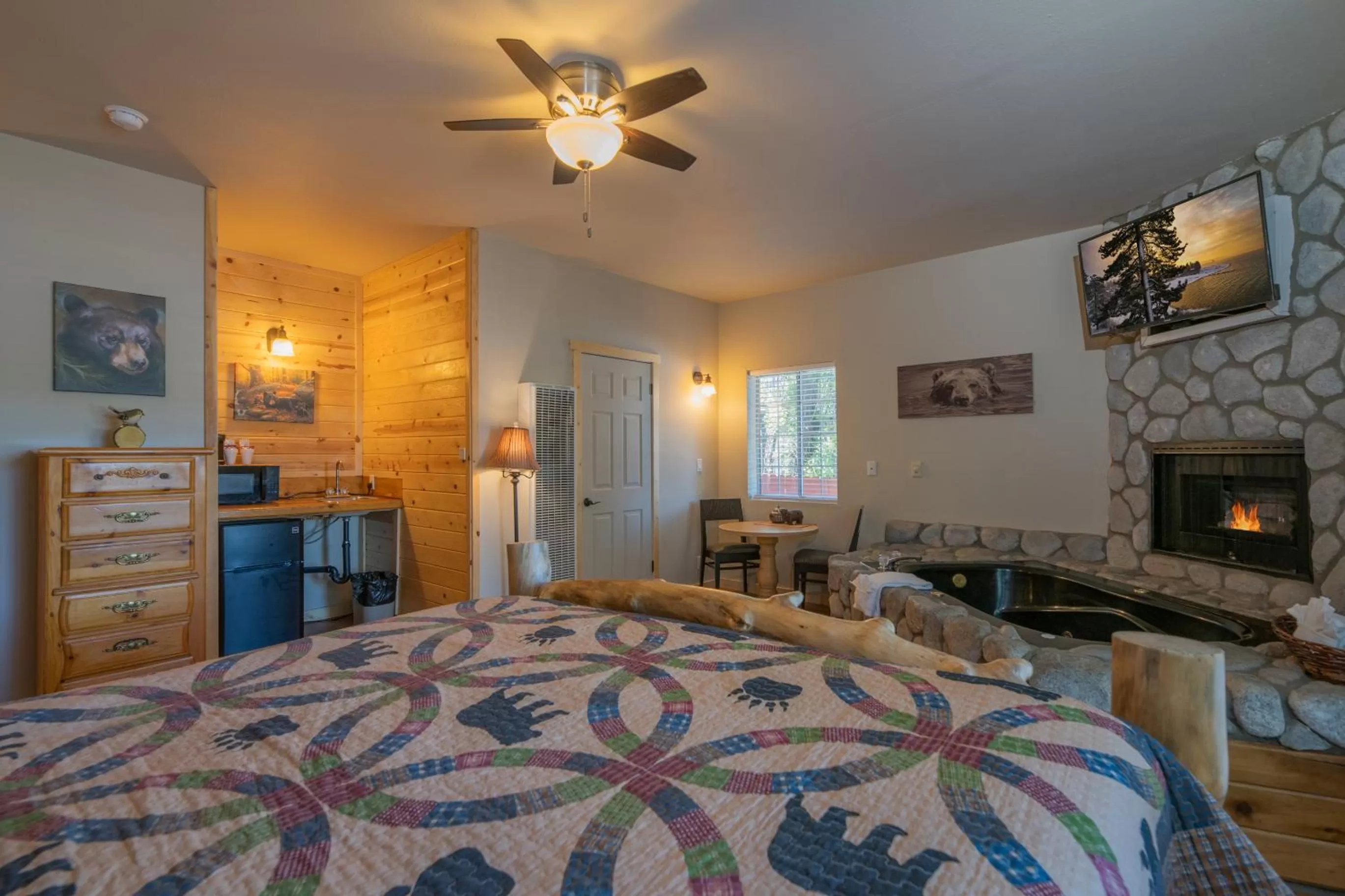 Photo of the whole room, Bed in Black Forest Lodge