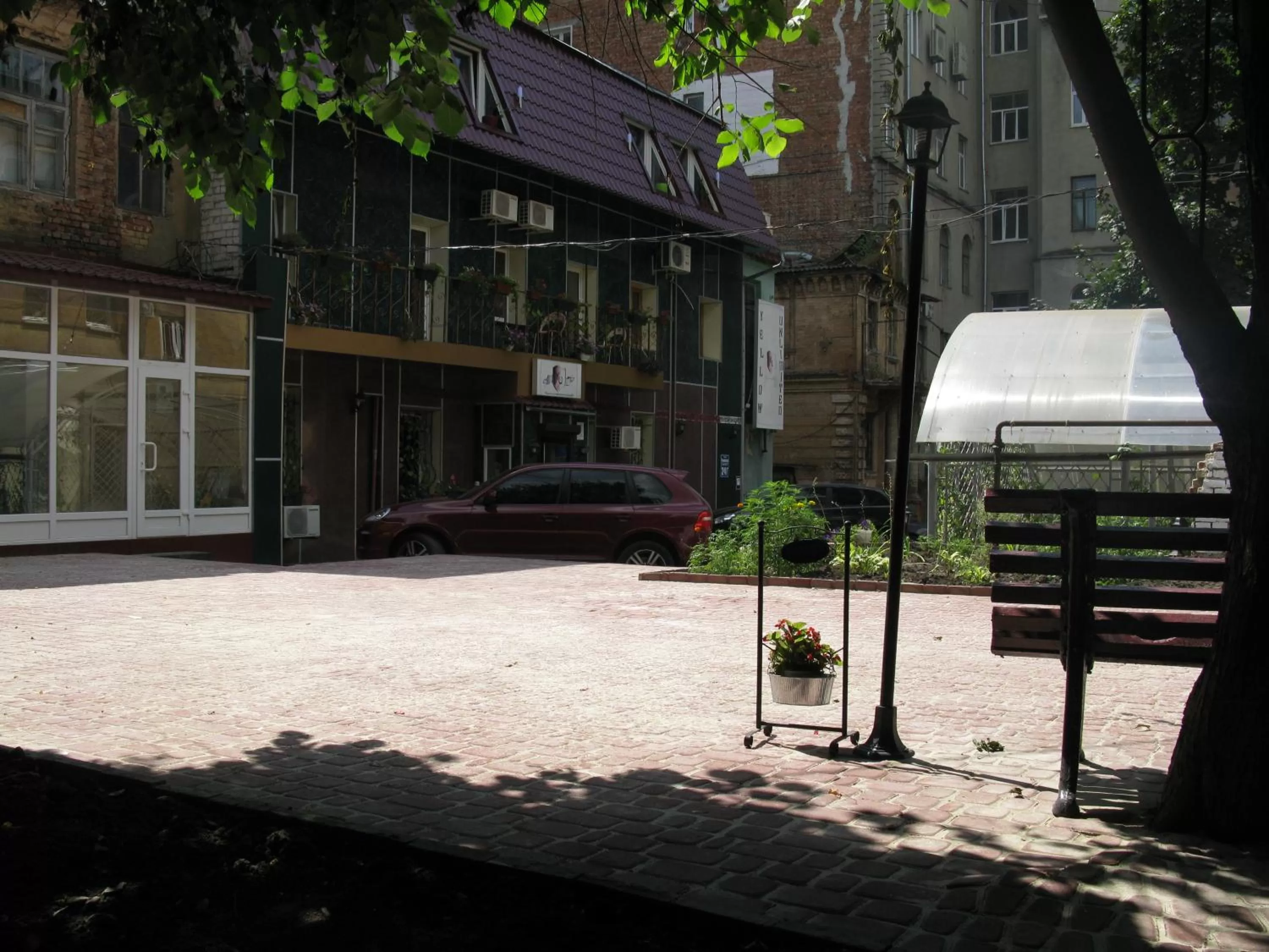 Day in YELLOW UNLIMITED HOTEL 4