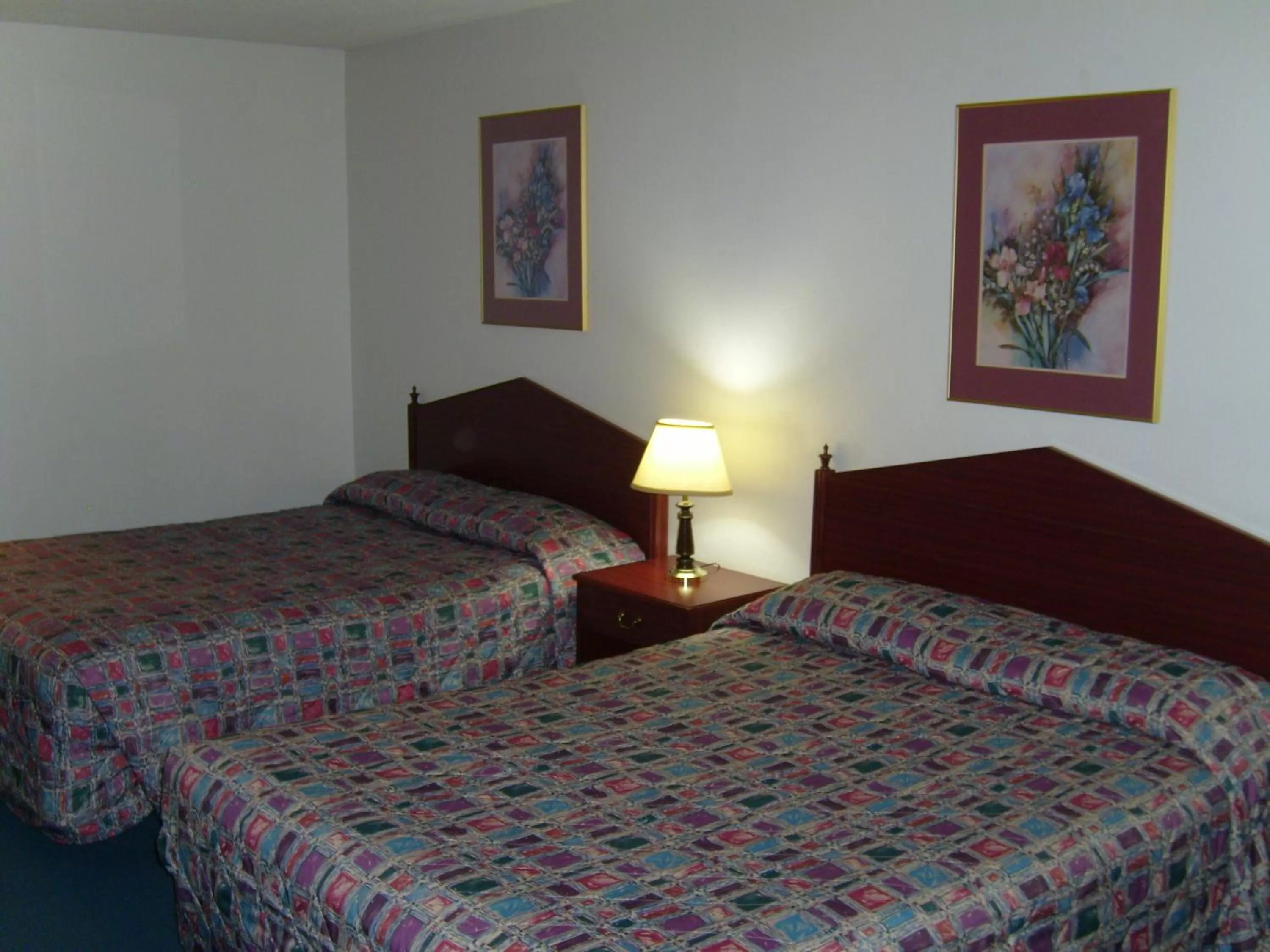 Bed in Stagecoach Inn Motel