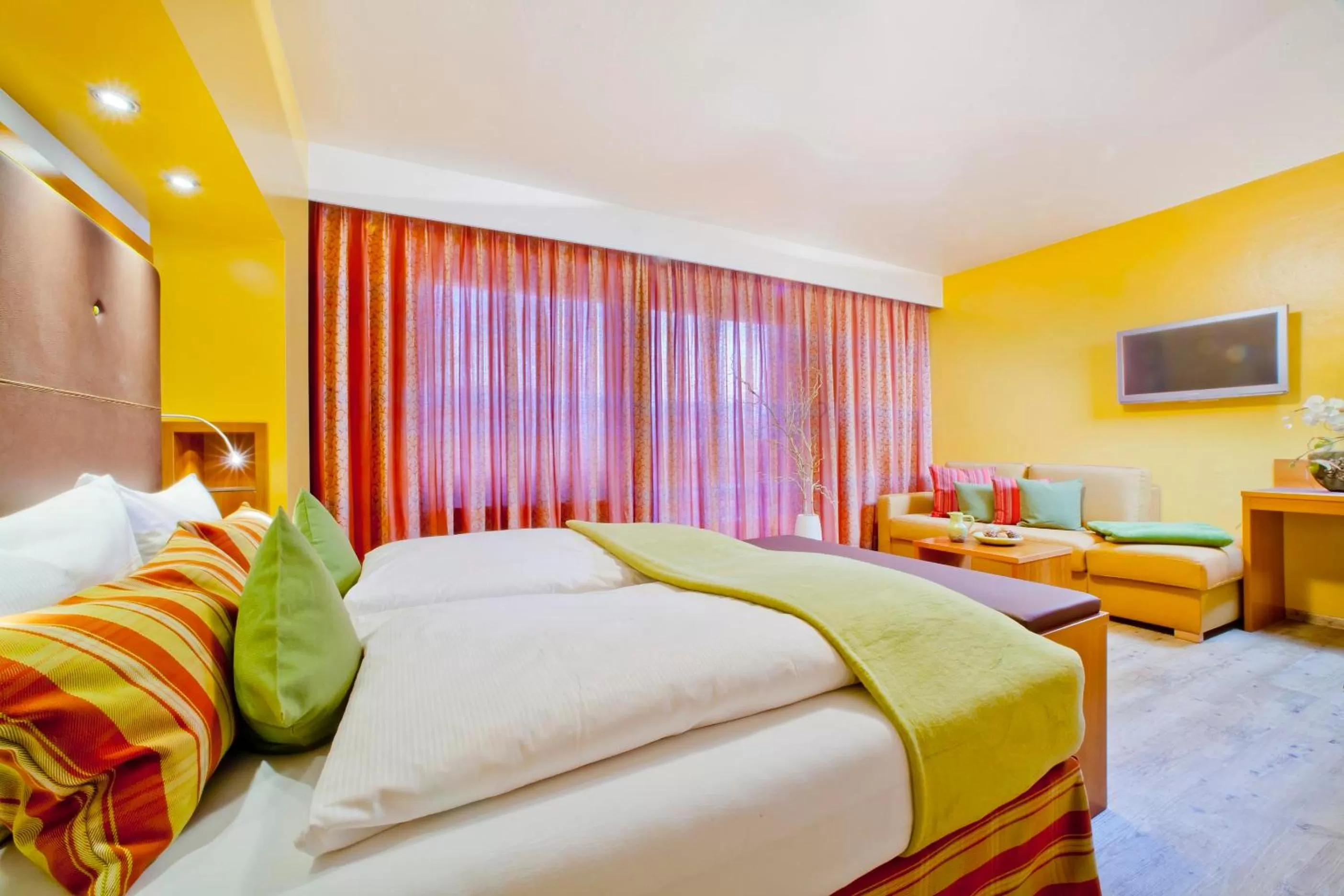 Photo of the whole room, Bed in Altstadthotel "Zum Hechten"